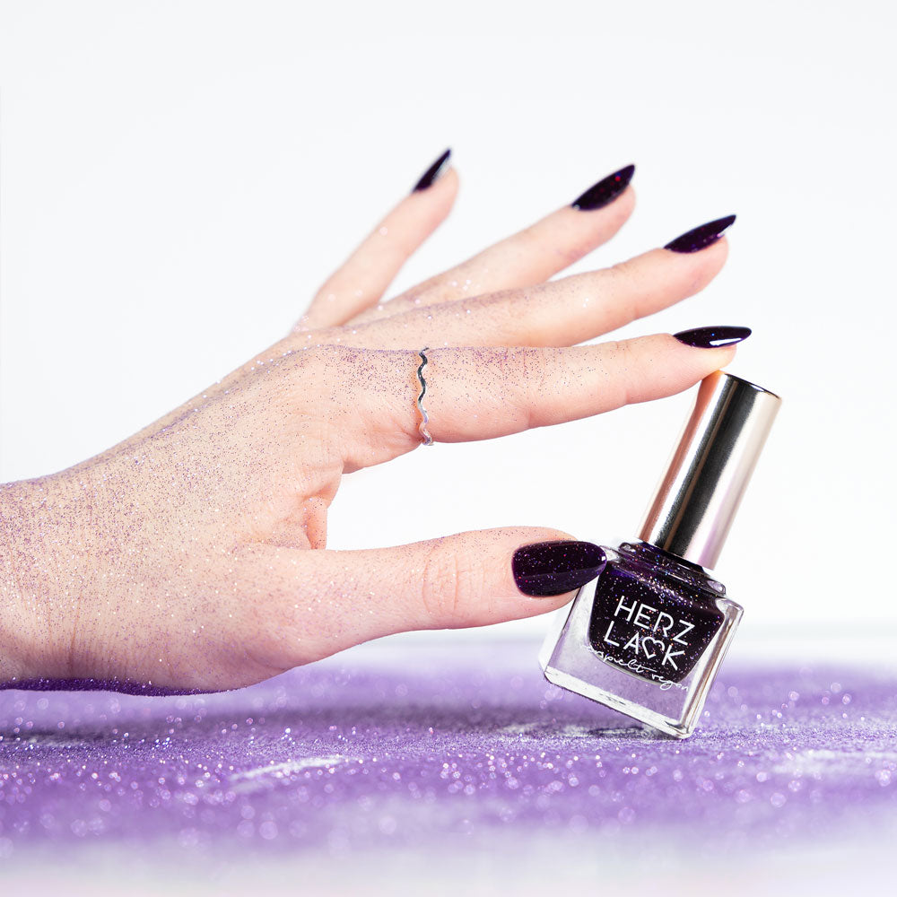 herzlack-sternengalaxie-veganer-glitzer-nagellack-lila-11ml image 6
