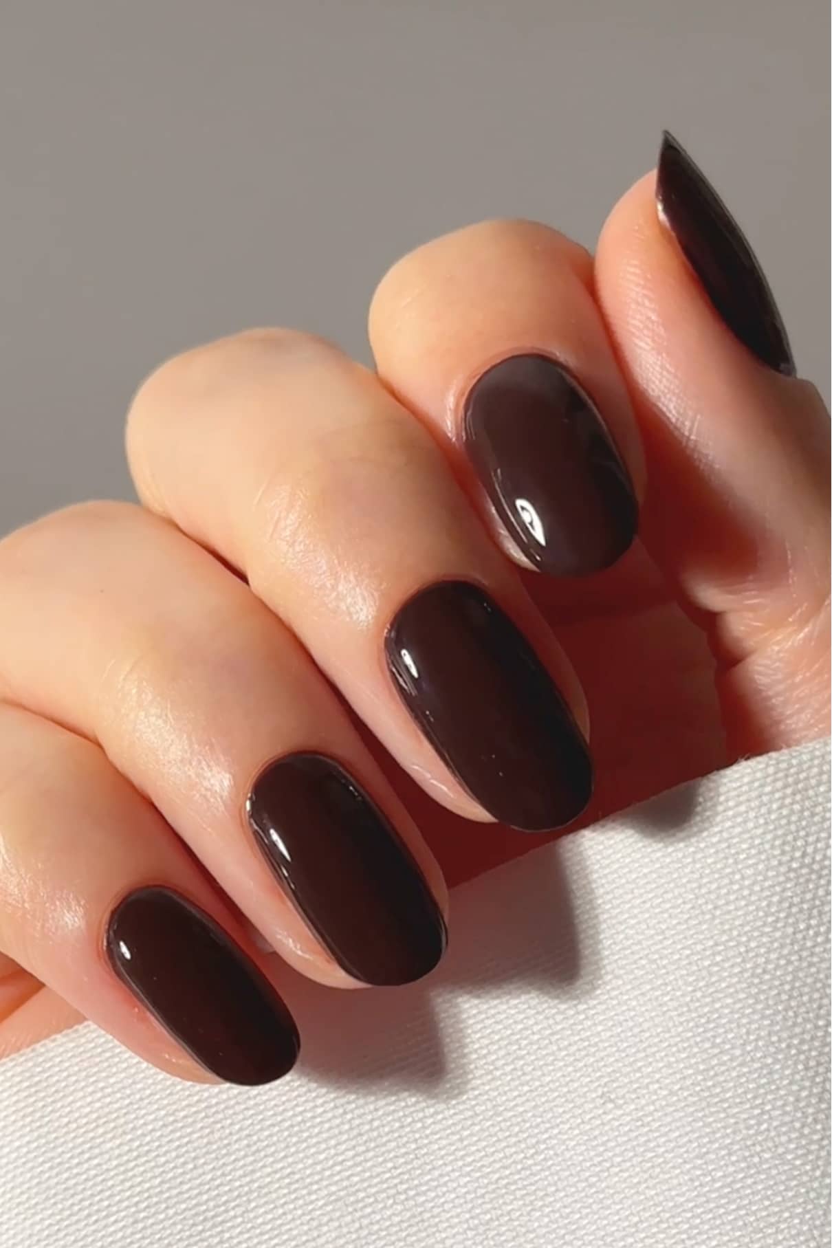 gitti-no-045-plant-based-nagellack-tiefes-dunkles-schokoladenbraun image 6