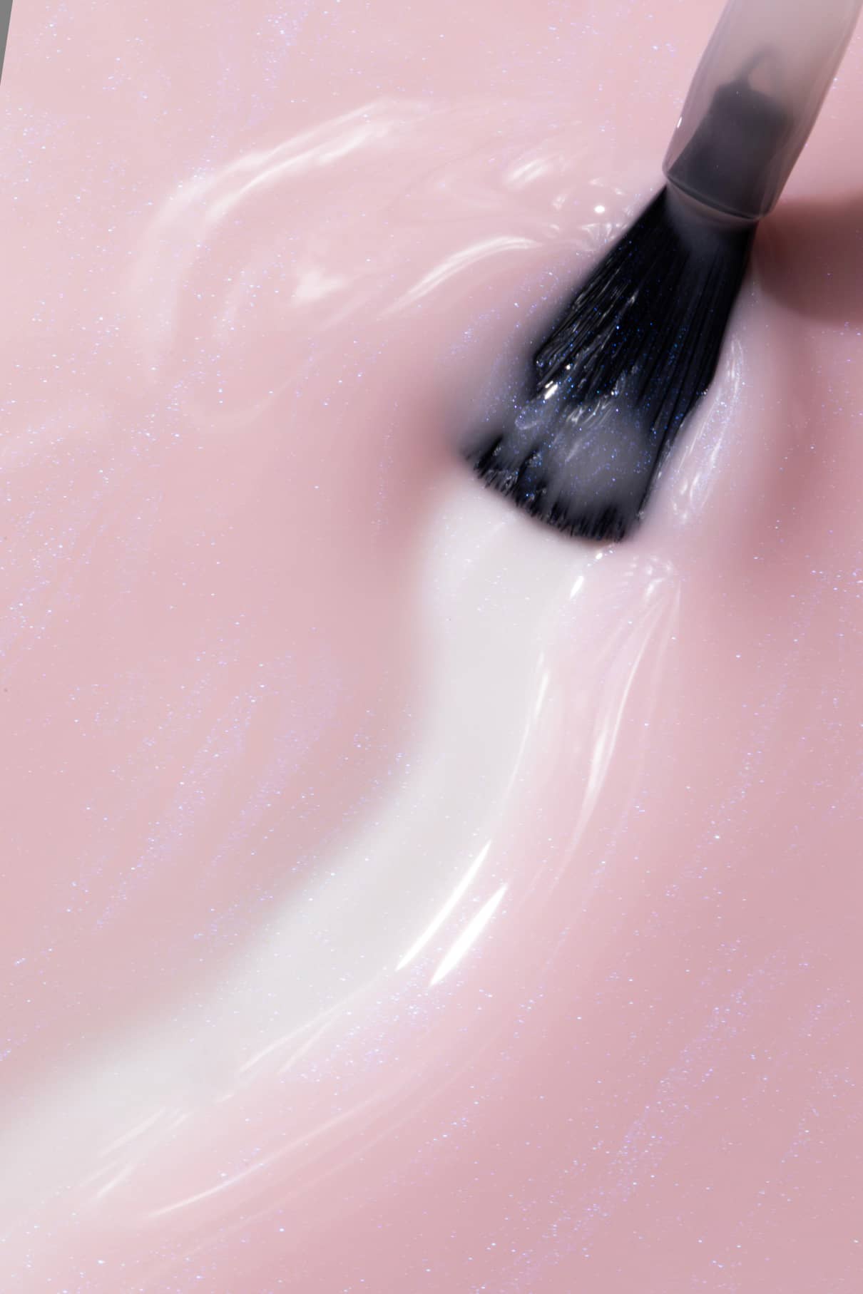 gitti-no-025-plant-based-nagellack-hellrosa-halbtransparent-mit-bl-ulichem-schim image 7