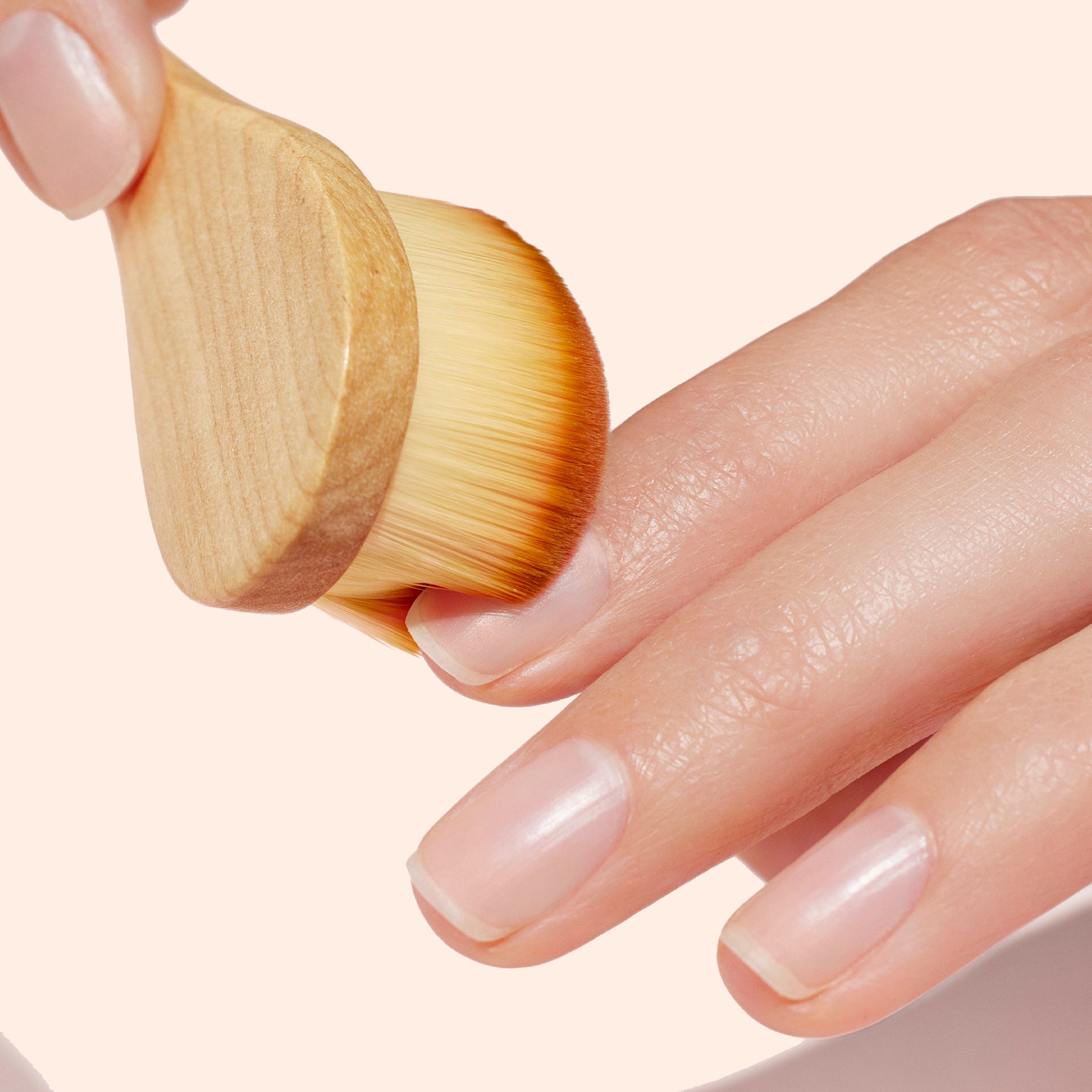 manucurist-staubpinsel-profi-nagelpinsel-mit-veganen-borsten image 2