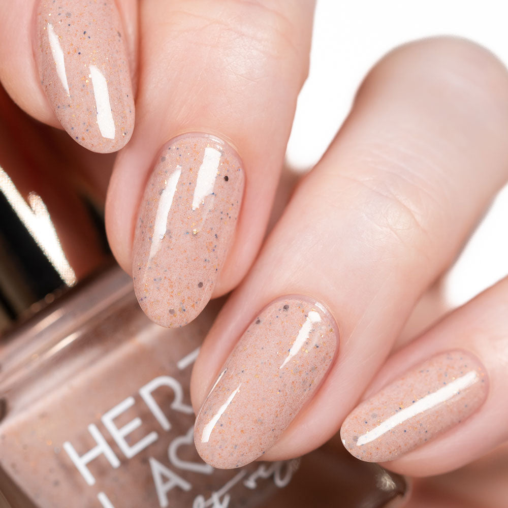 herzlack-liebel-ei-veganer-nagellack-11ml-eierschalenbraun-speckled-glitzer image 3