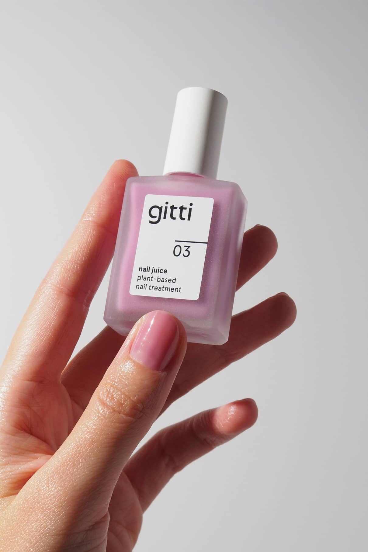 gitti-nail-juice-no-03-veganer-pflegelack-glazed-grape-transparent-15-ml image 5