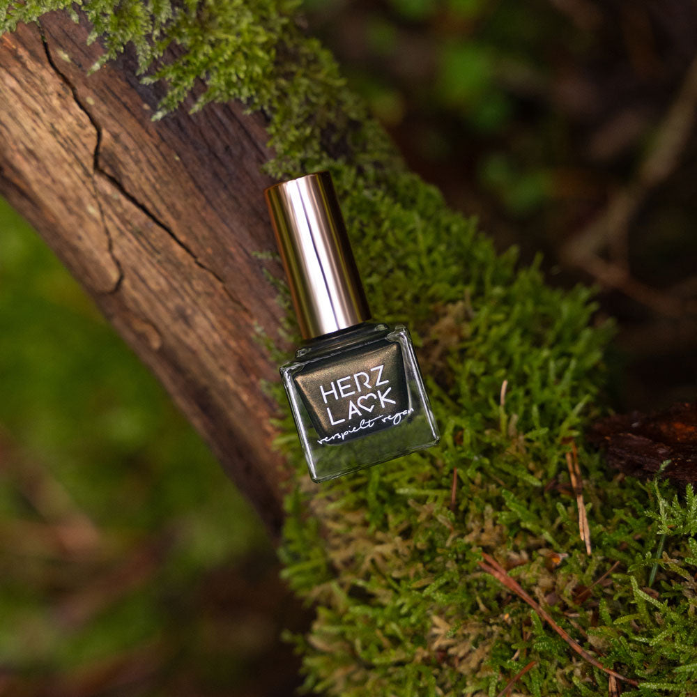 herzlack-westerwald-veganer-nagellack-warmes-moosgr-n-schimmer-11ml image 8