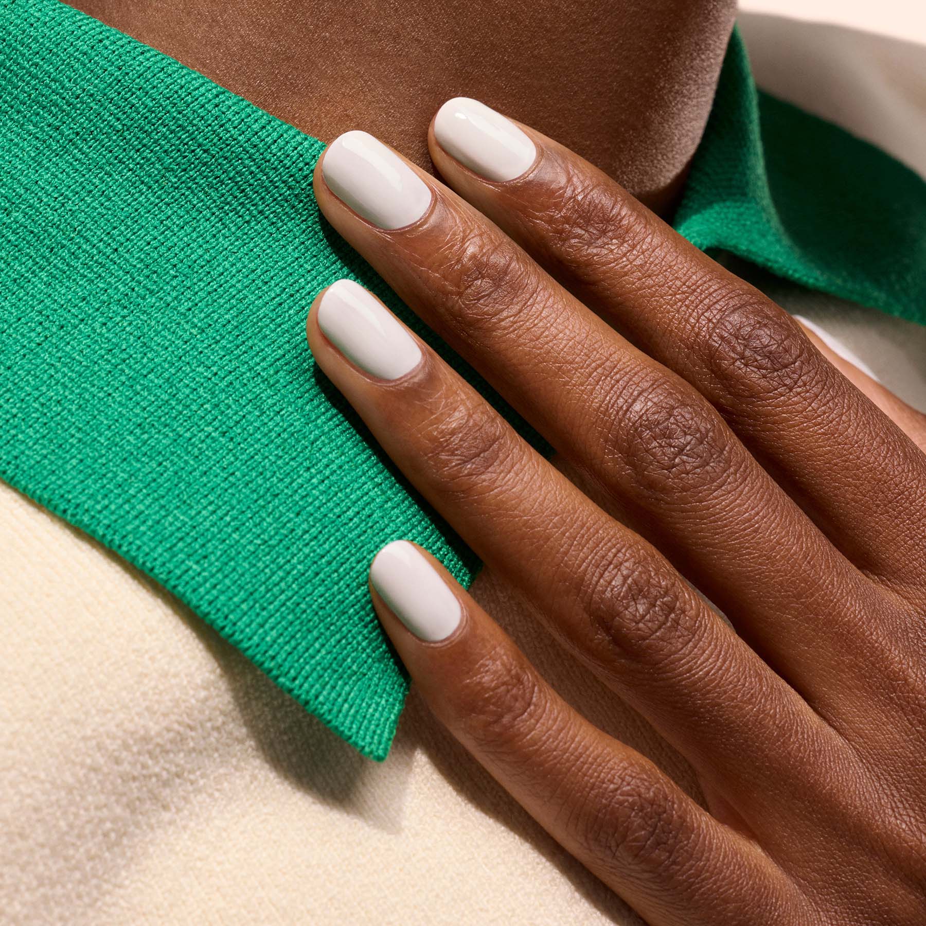 manucurist-snow-green-flash-semi-permanenter-nagellack-wei image 2
