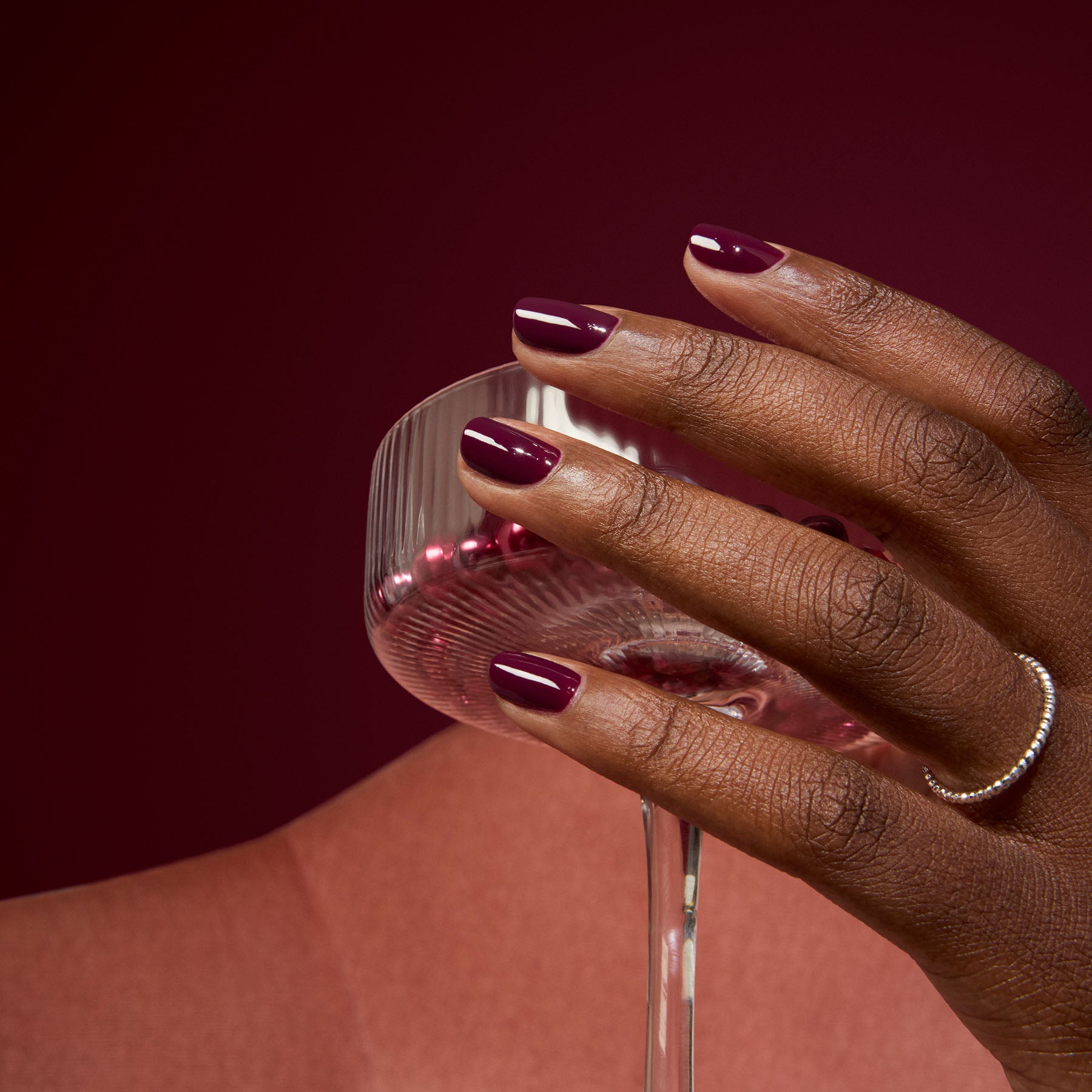manucurist-green-prune-nagellack-bordeauxrot-weintrester image 2