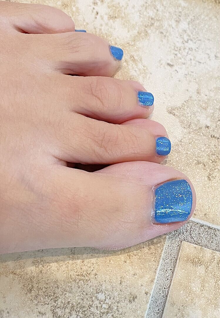 Zarter Holo-Glow für helle Nägel