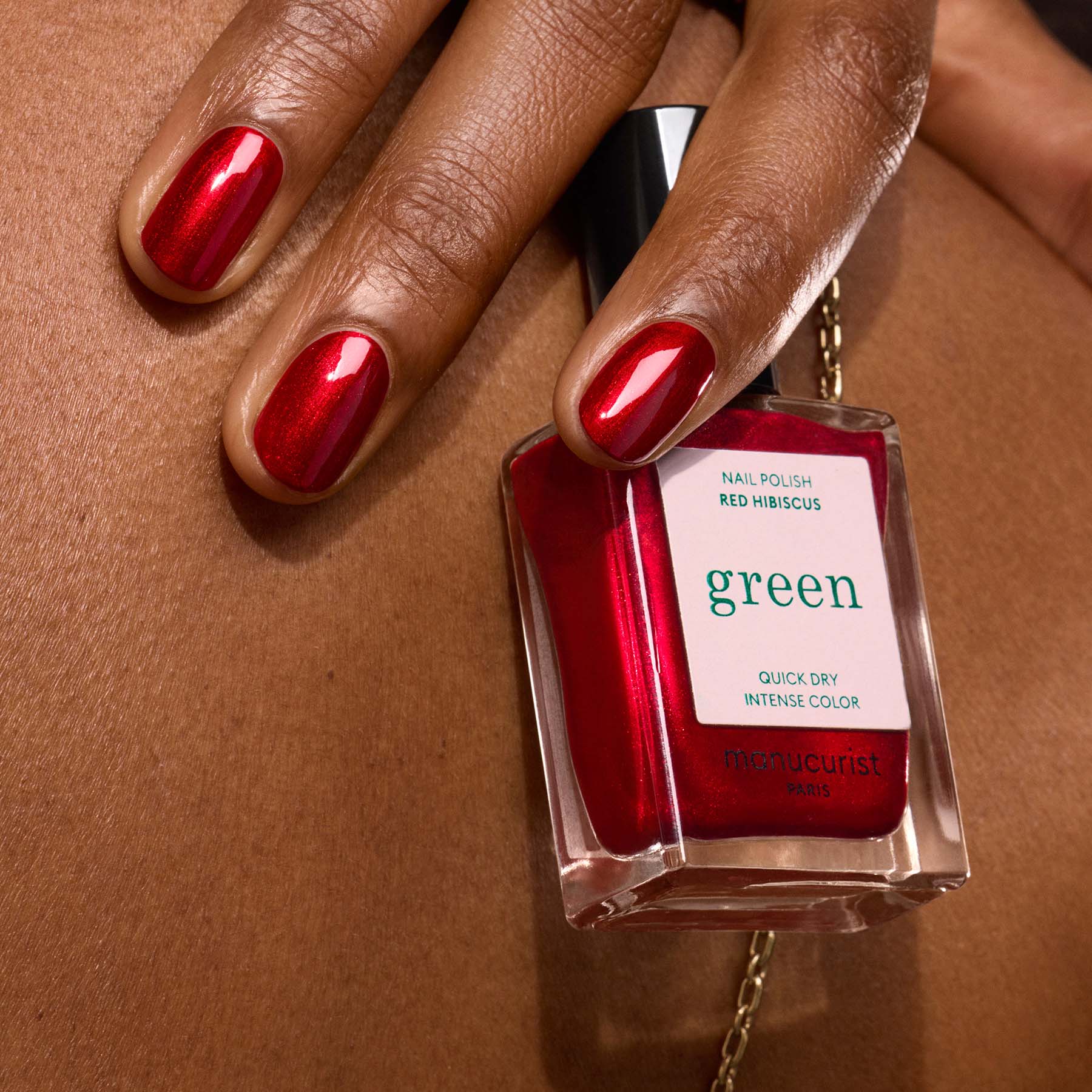 manucurist-green-red-hibiscus-nagellack-schimmerndes-seiden-rot image 4