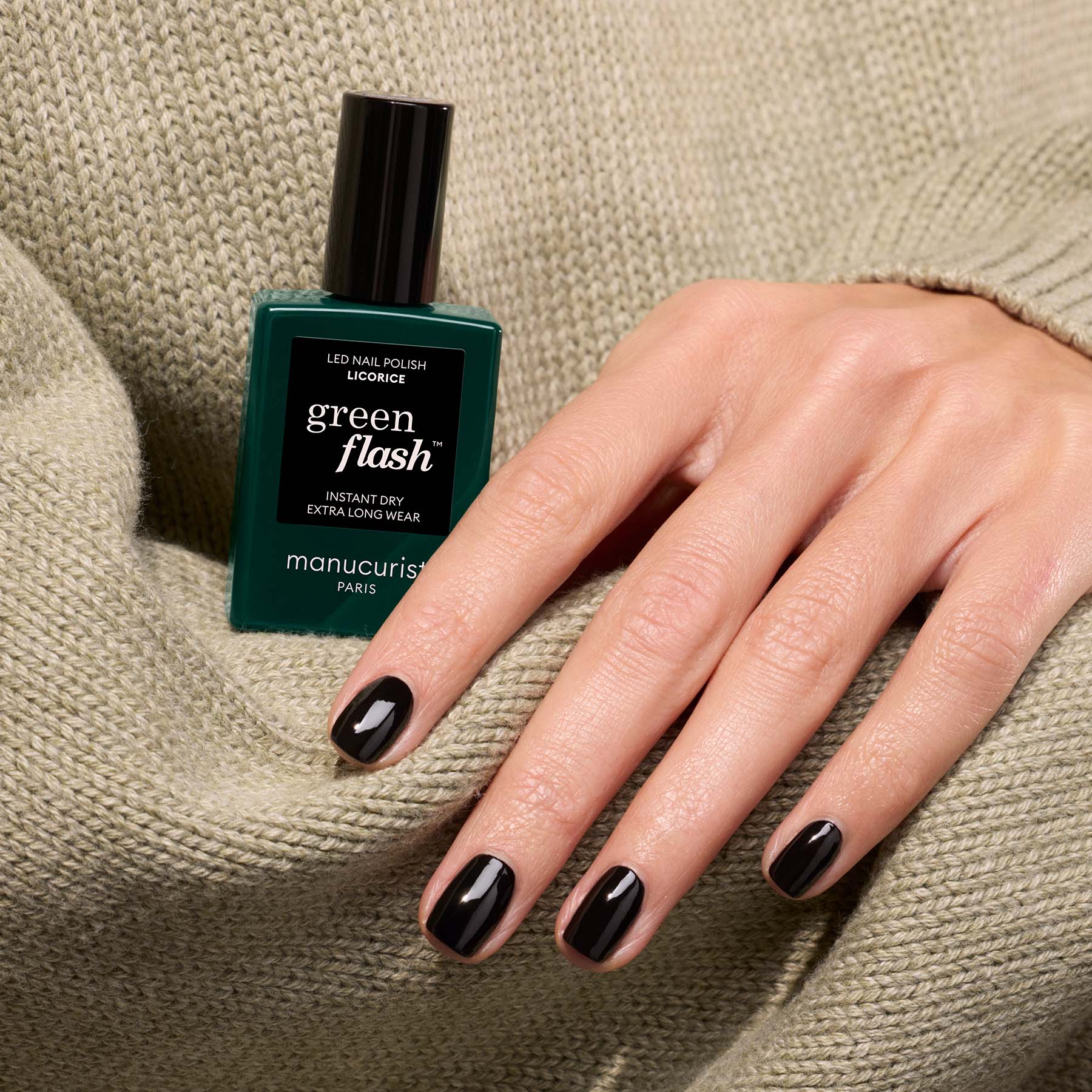 manucurist-green-flash-licorice-semi-permanenter-nagellack-schwarz image 3