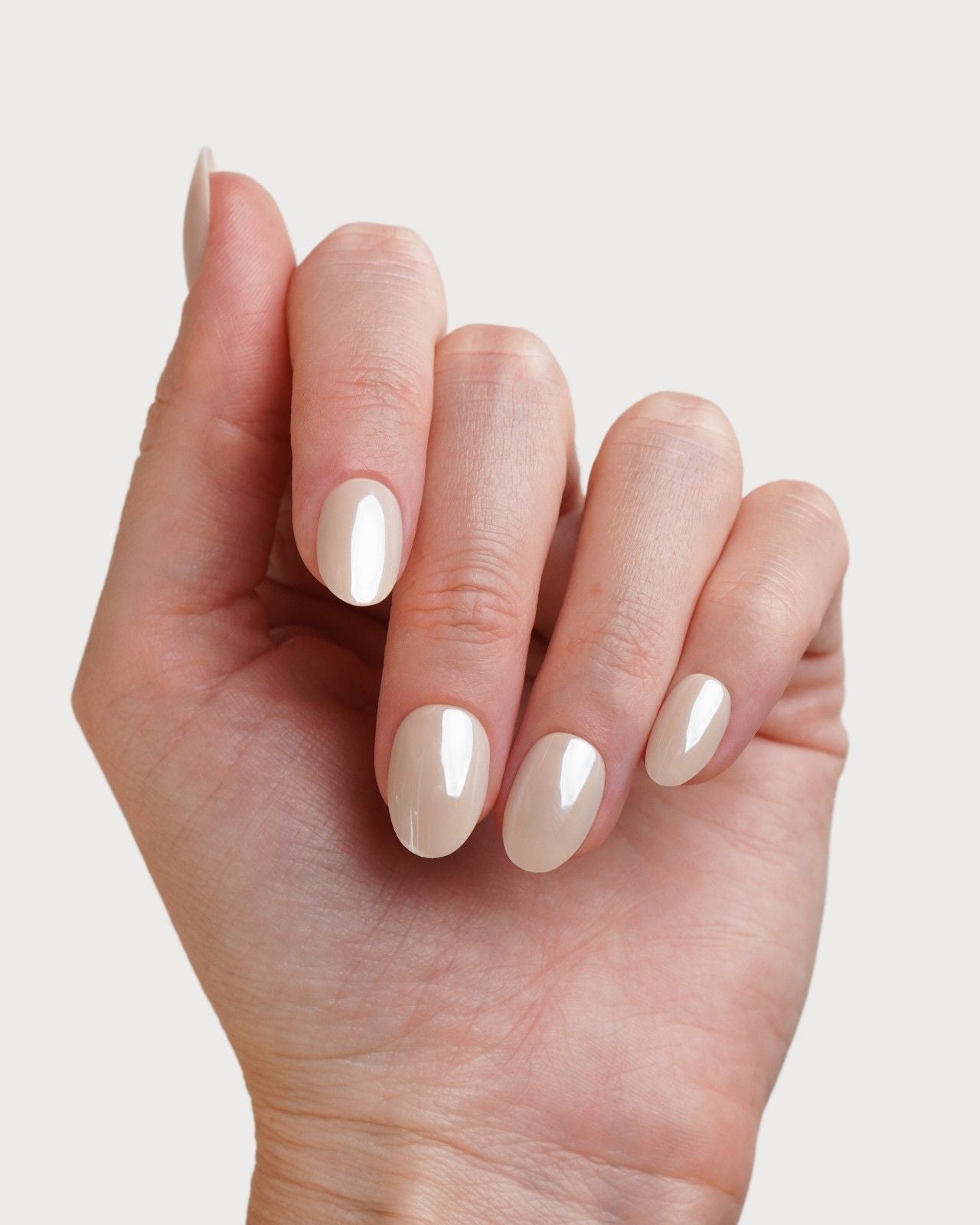 doonails-toffee-short-round-soft-gel-press-ons-karamell-nude-mit-chrome-schimmer image 4