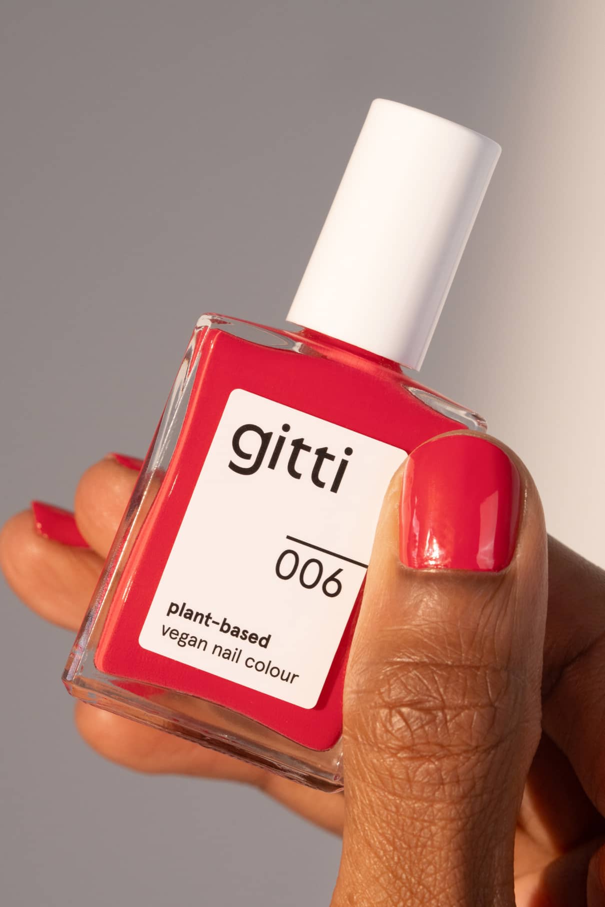gitti-no-006-plant-based-nagellack-kr-ftiges-rot-mit-pinkem-unterton image 5