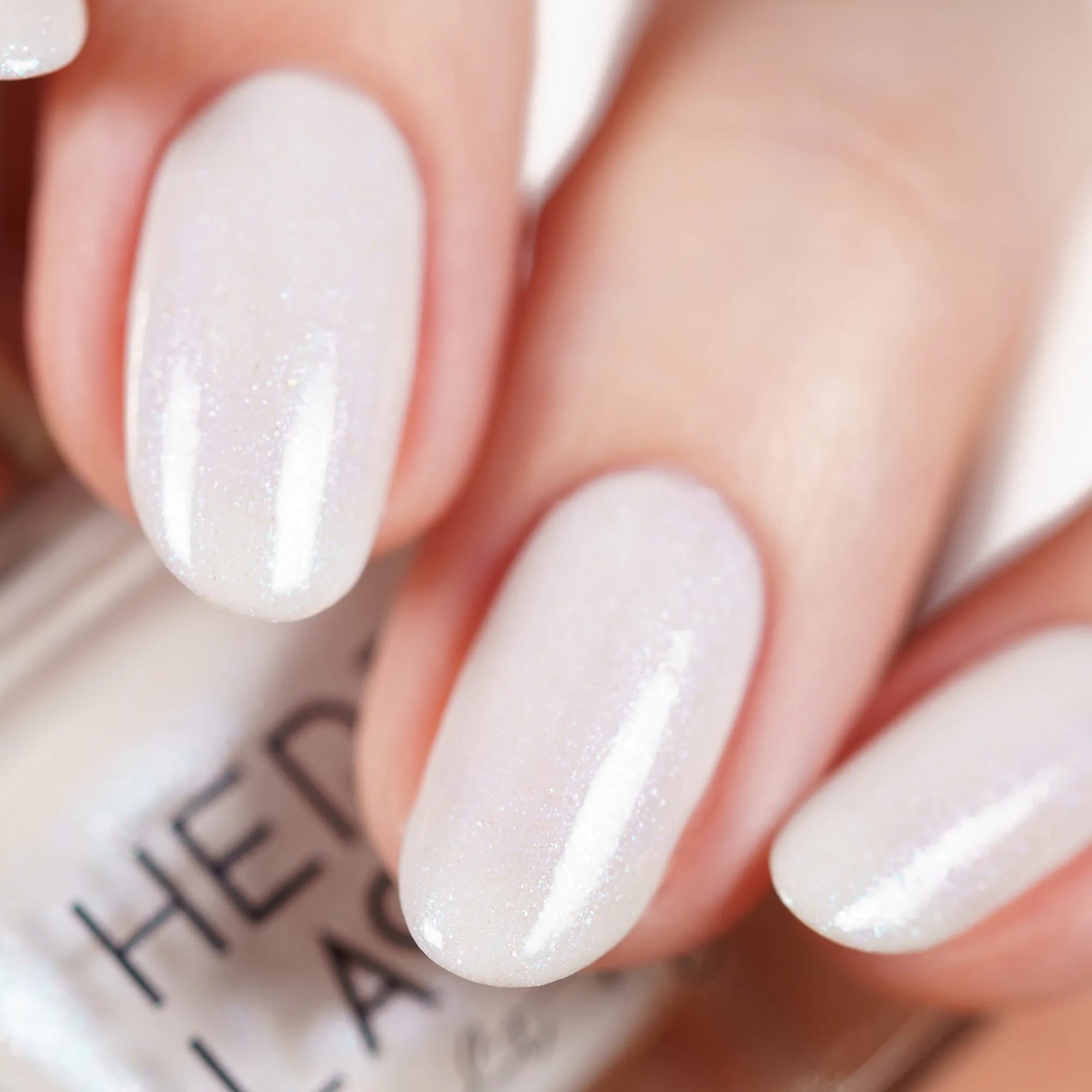 herzlack-schneefl-ckchen-veganer-nagellack-eis-wei-mit-silberschimmer-11ml image 3