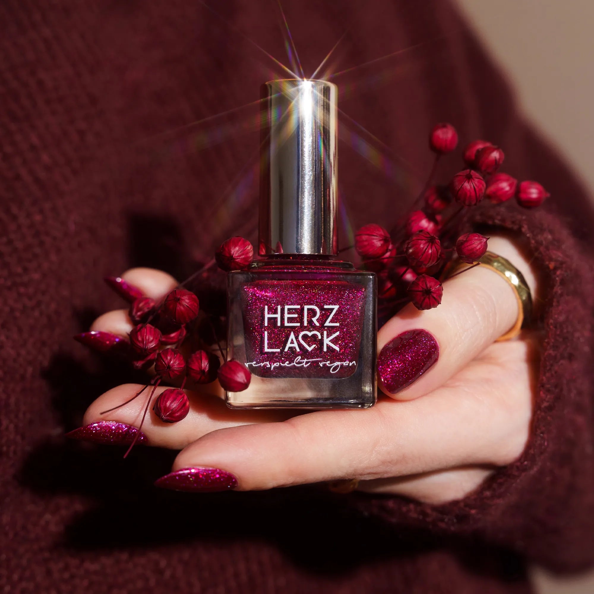 herzlack-funkelbeere-veganer-nagellack-beere-holo-schimmer-11ml image 6