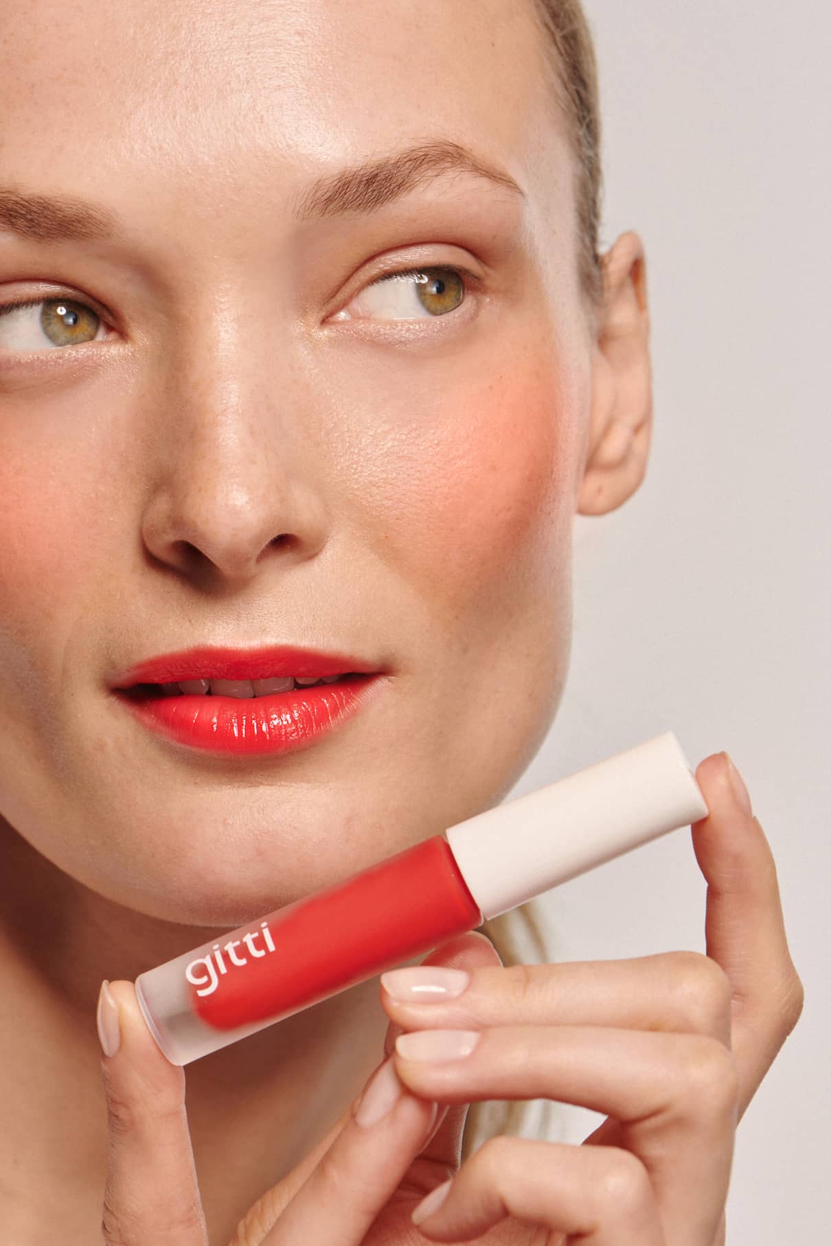 gitti-lip-glaze-no-02-lippen-l-gloss-hybrid-leuchtendes-rot image 2