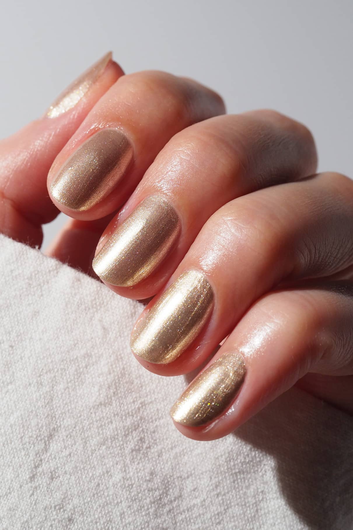 gitti-no-217-plant-based-nagellack-warmes-gold-glitzer image 2