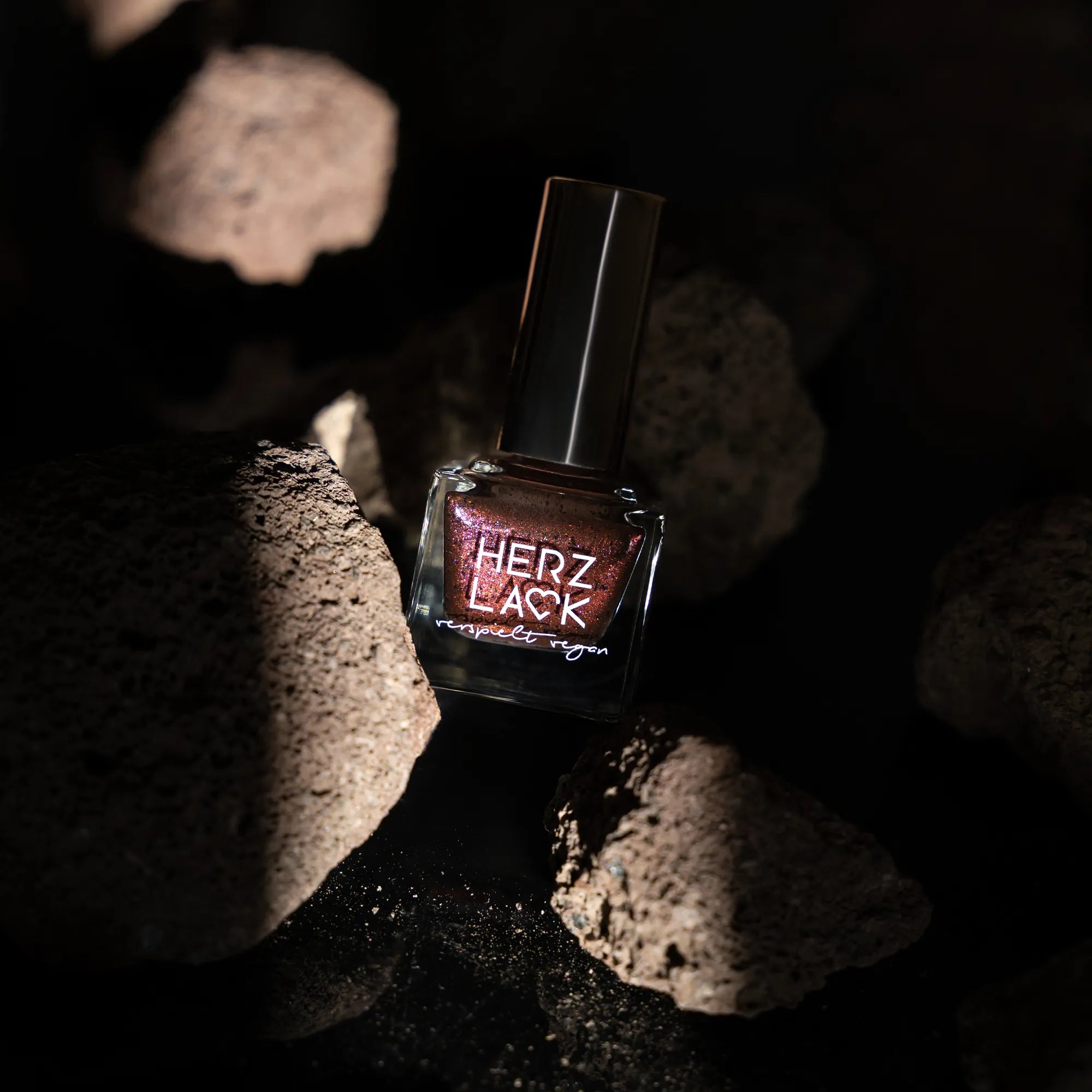 herzlack-hades-veganer-nagellack-dunkelbraun-flakies-schimmer-11ml image 6