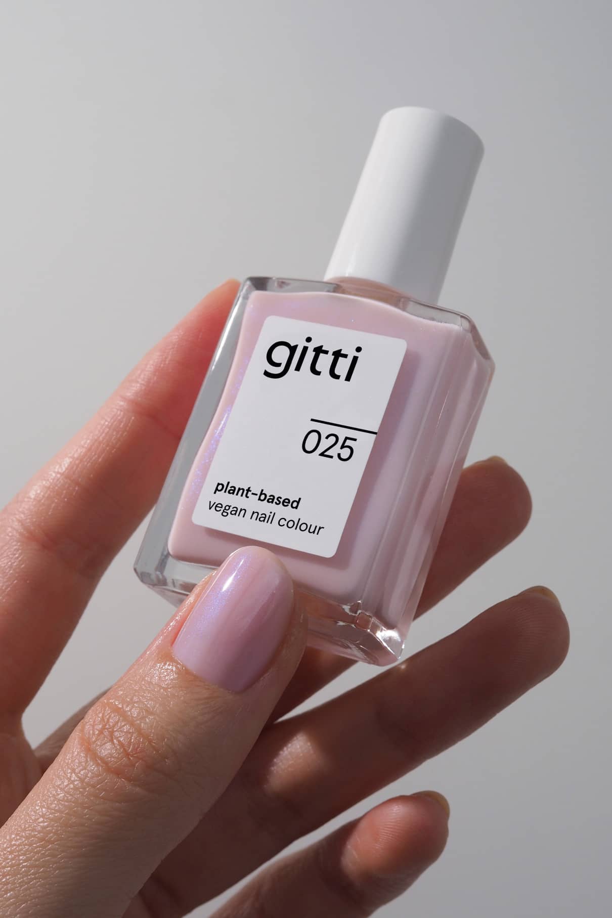 gitti-no-025-plant-based-nagellack-hellrosa-halbtransparent-mit-bl-ulichem-schim image 5