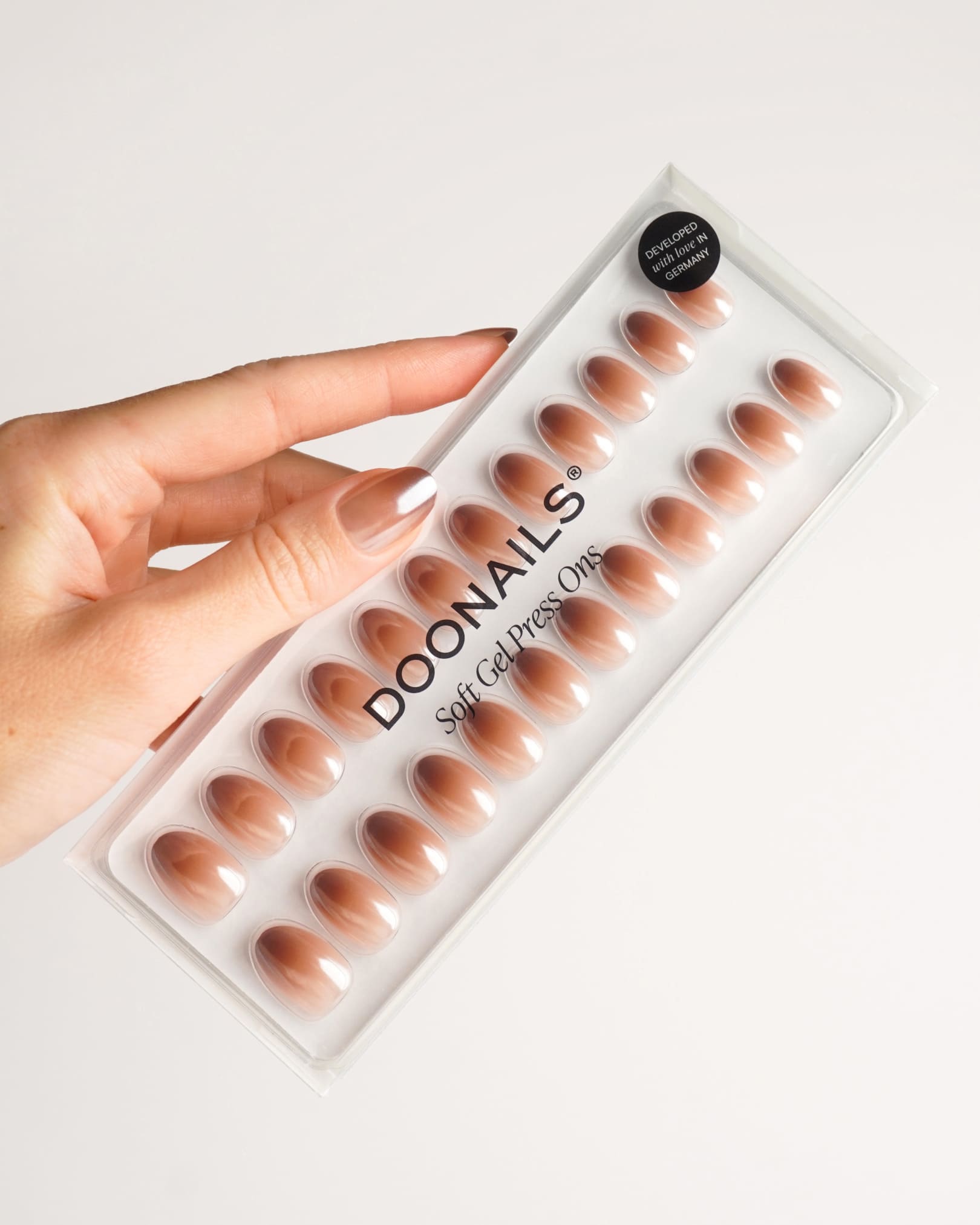 doonails-brownie-short-round-soft-gel-press-ons-nude-ombr-braun image 4