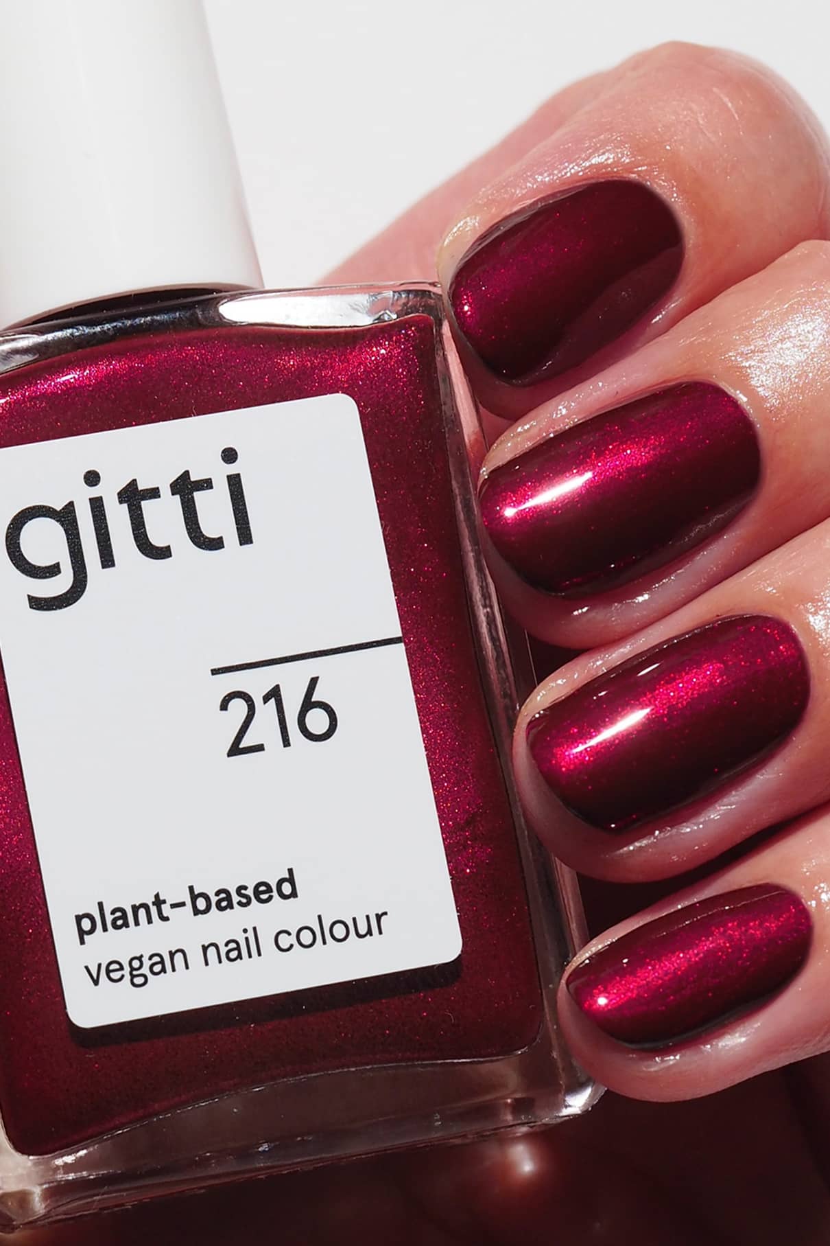 gitti-no-216-pflanzenbasierter-nagellack-tiefes-rot-mit-schimmer image 3