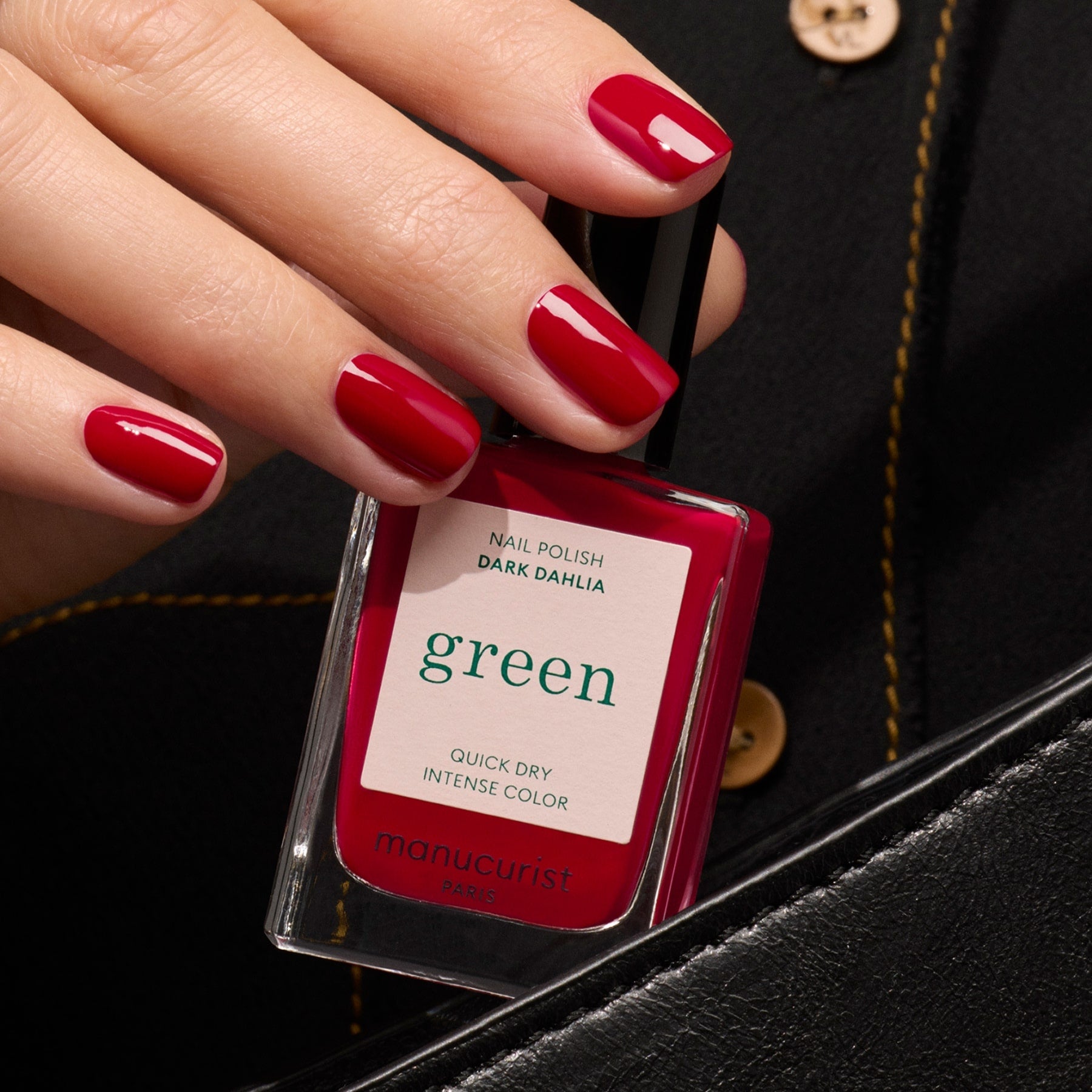 manucurist-green-dark-dahlia-veganer-nagellack-dunkelrot image 4