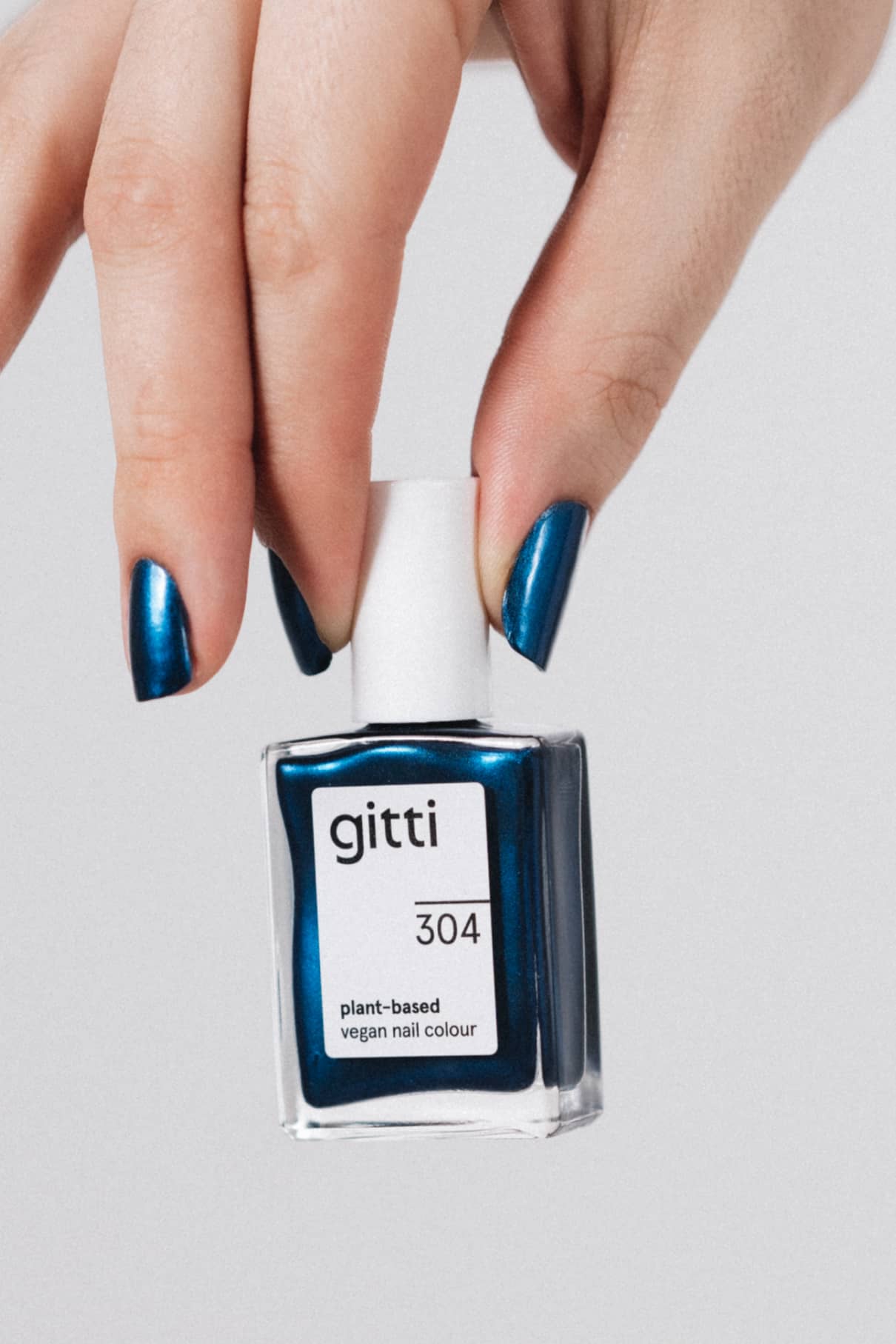 gitti-no-304-plant-based-nagellack-metallic-blau image 5