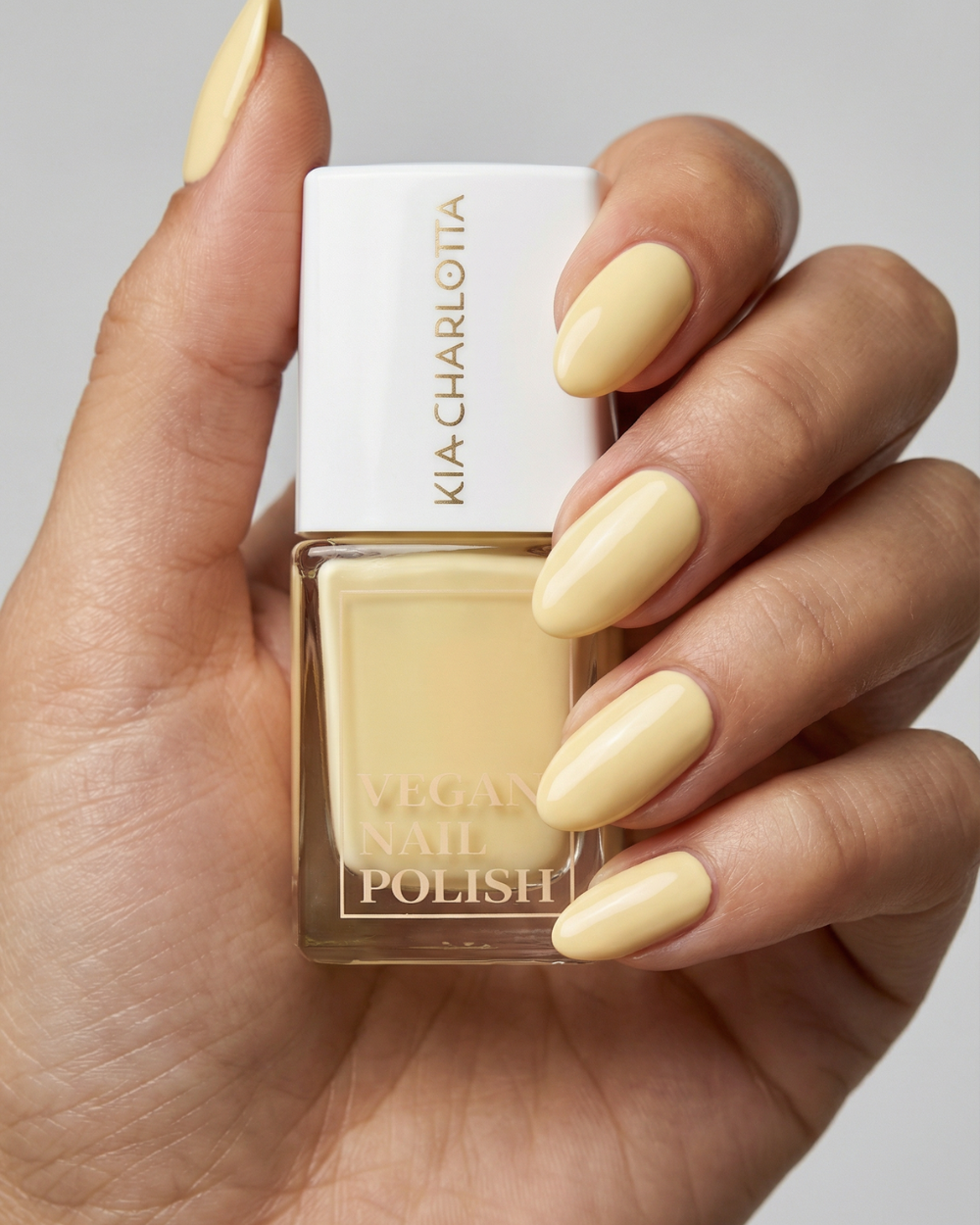 kia-charlotta-pale-banana-veganer-nagellack-pastellgelb image 2