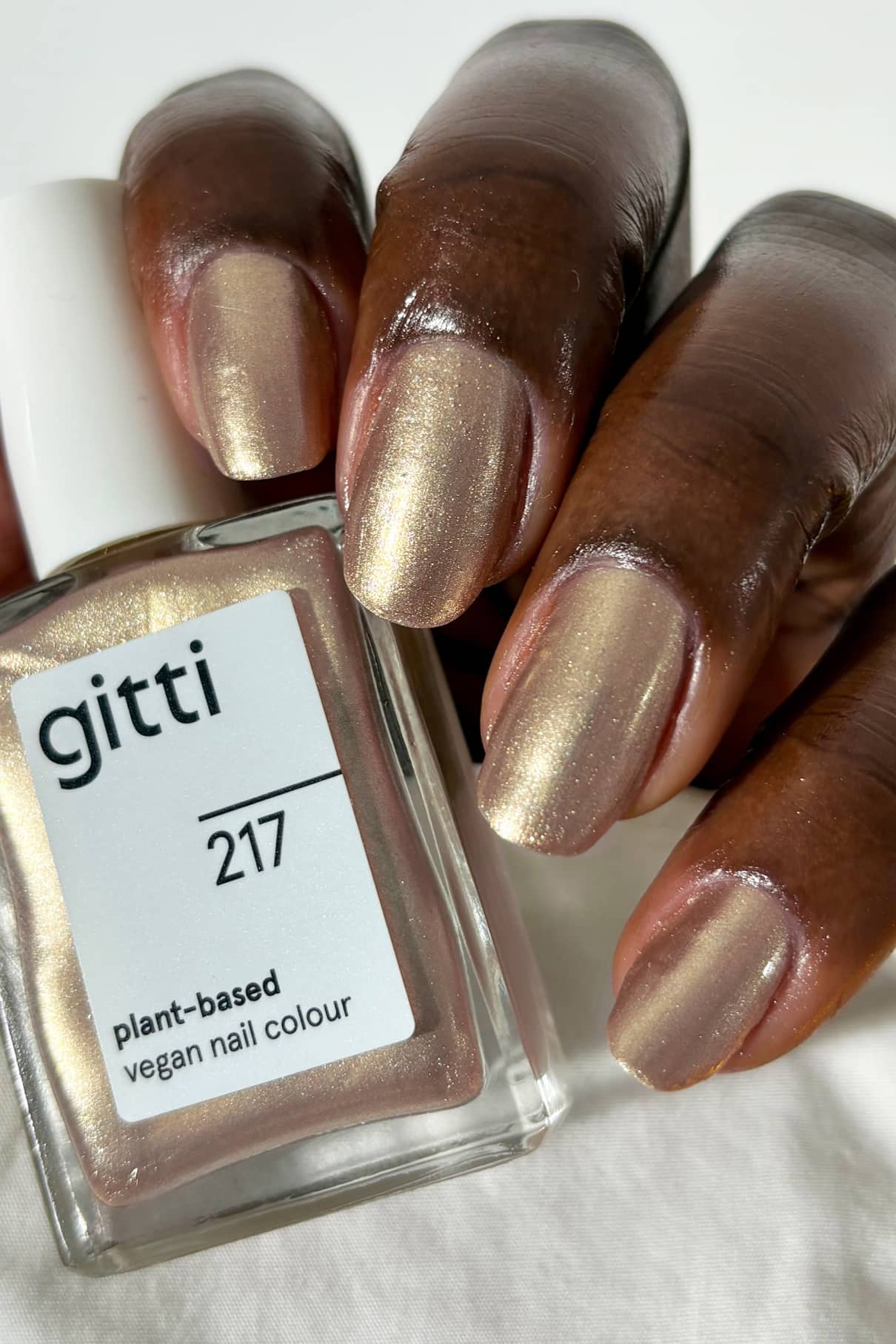 gitti-no-217-plant-based-nagellack-warmes-gold-glitzer image 5