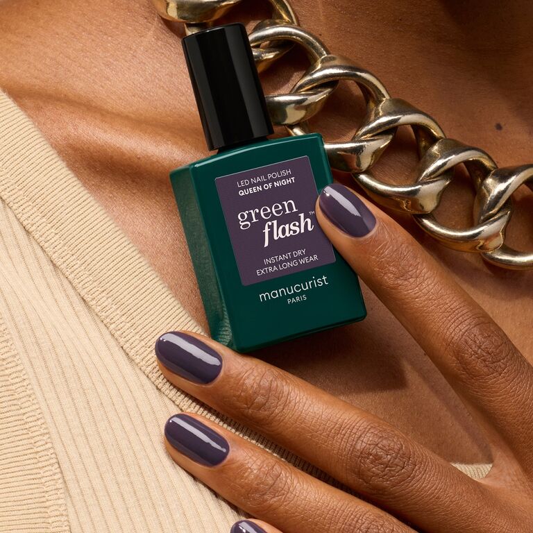 manucurist-queen-of-night-green-flash-nagellack image 4