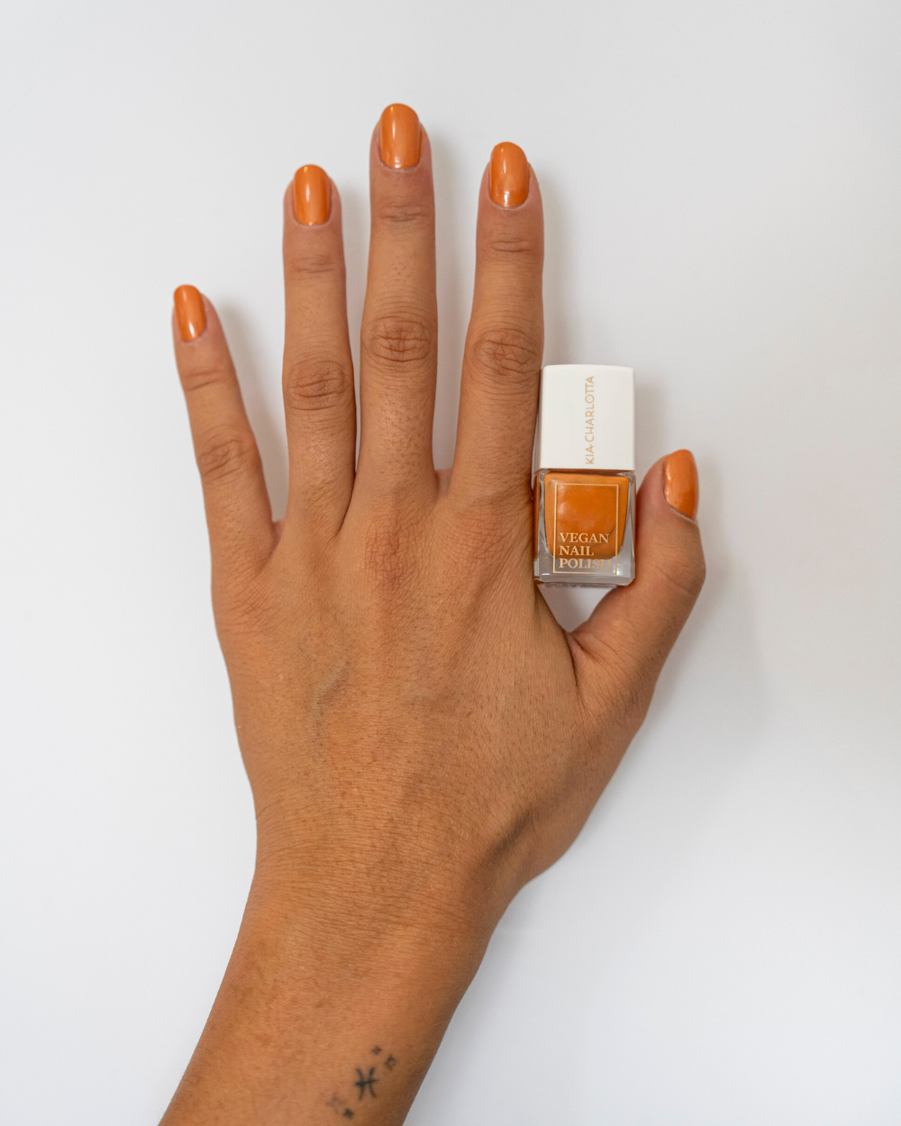 kia-charlotta-bold-veganer-nagellack-orange-kupfer image 2