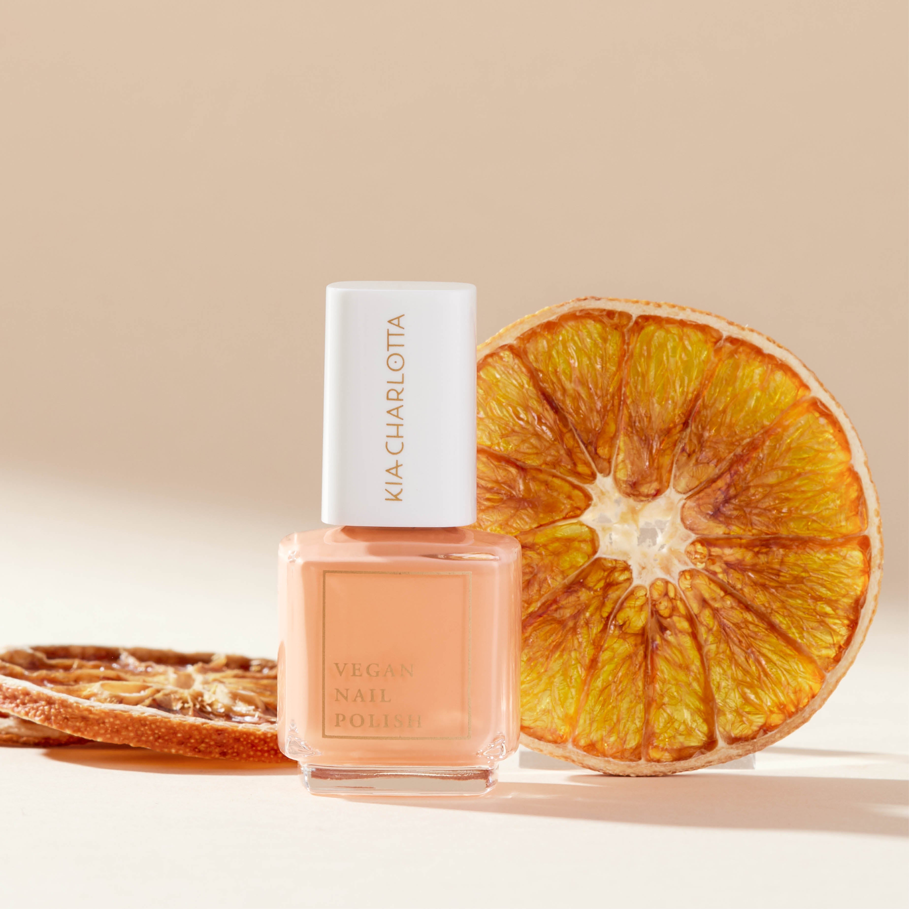 kia-charlotta-namastay-in-bed-veganer-nagellack-rosa-pfirsich-pastell image 3