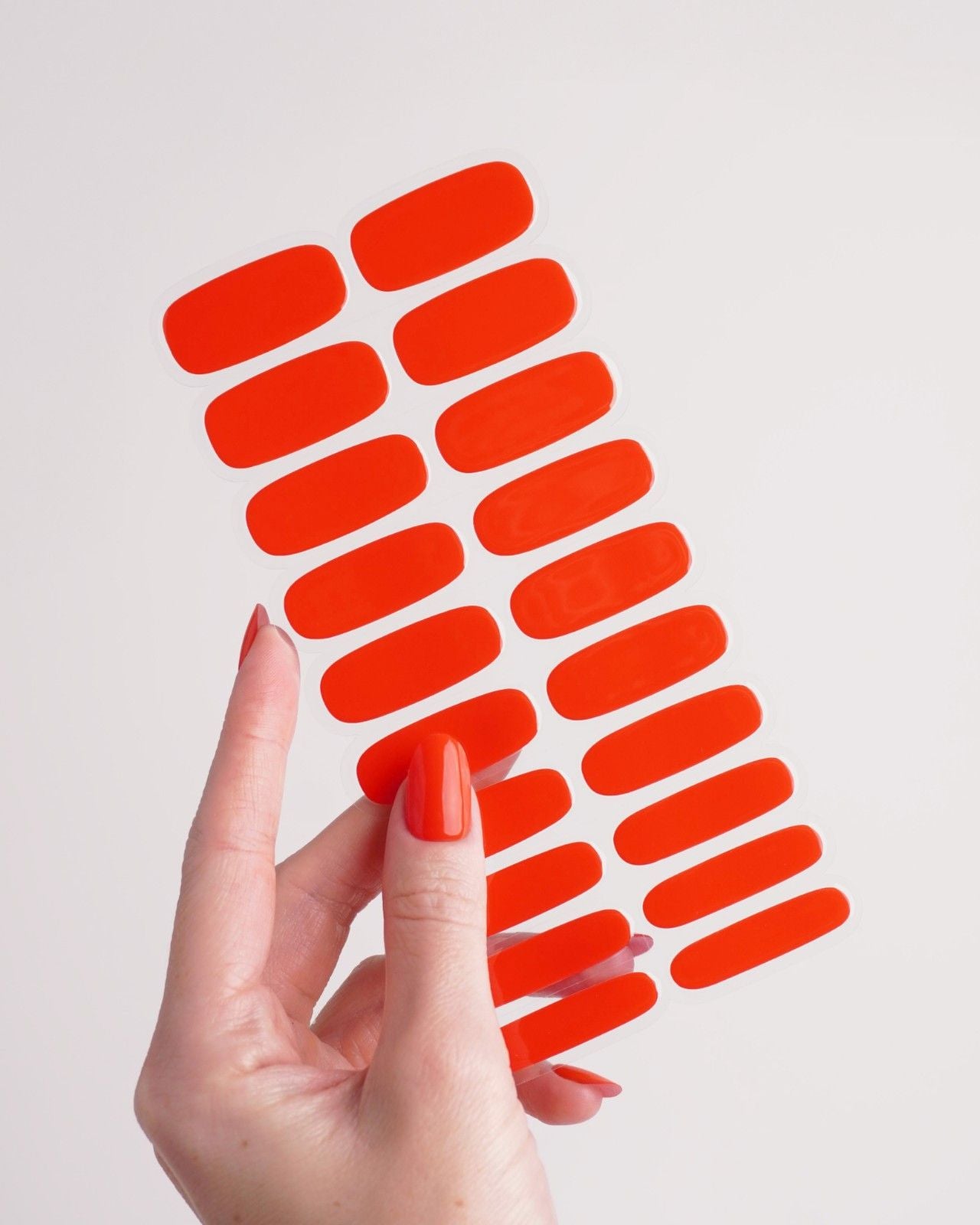 doonails-on-fire-uv-gel-strips-feuerrot image 5
