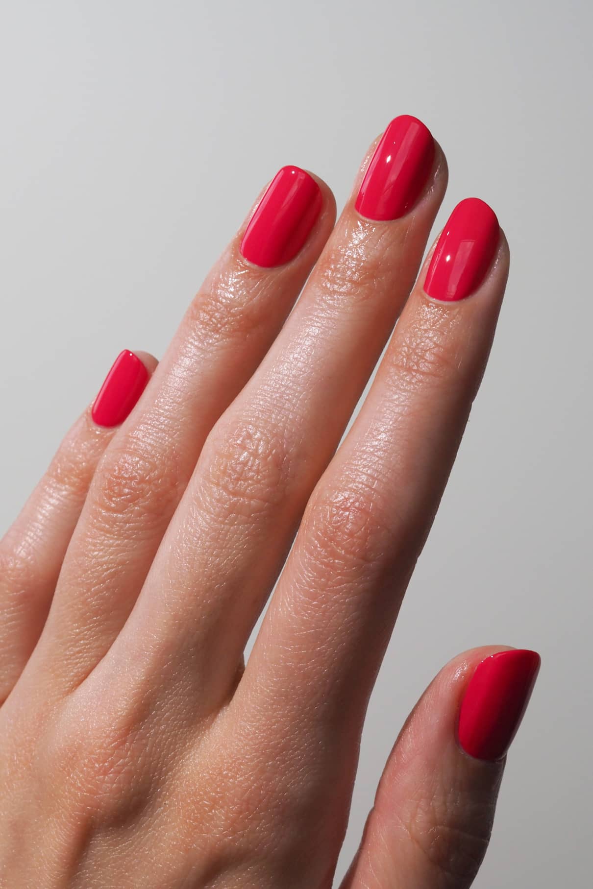 gitti-no-006-plant-based-nagellack-kr-ftiges-rot-mit-pinkem-unterton image 6