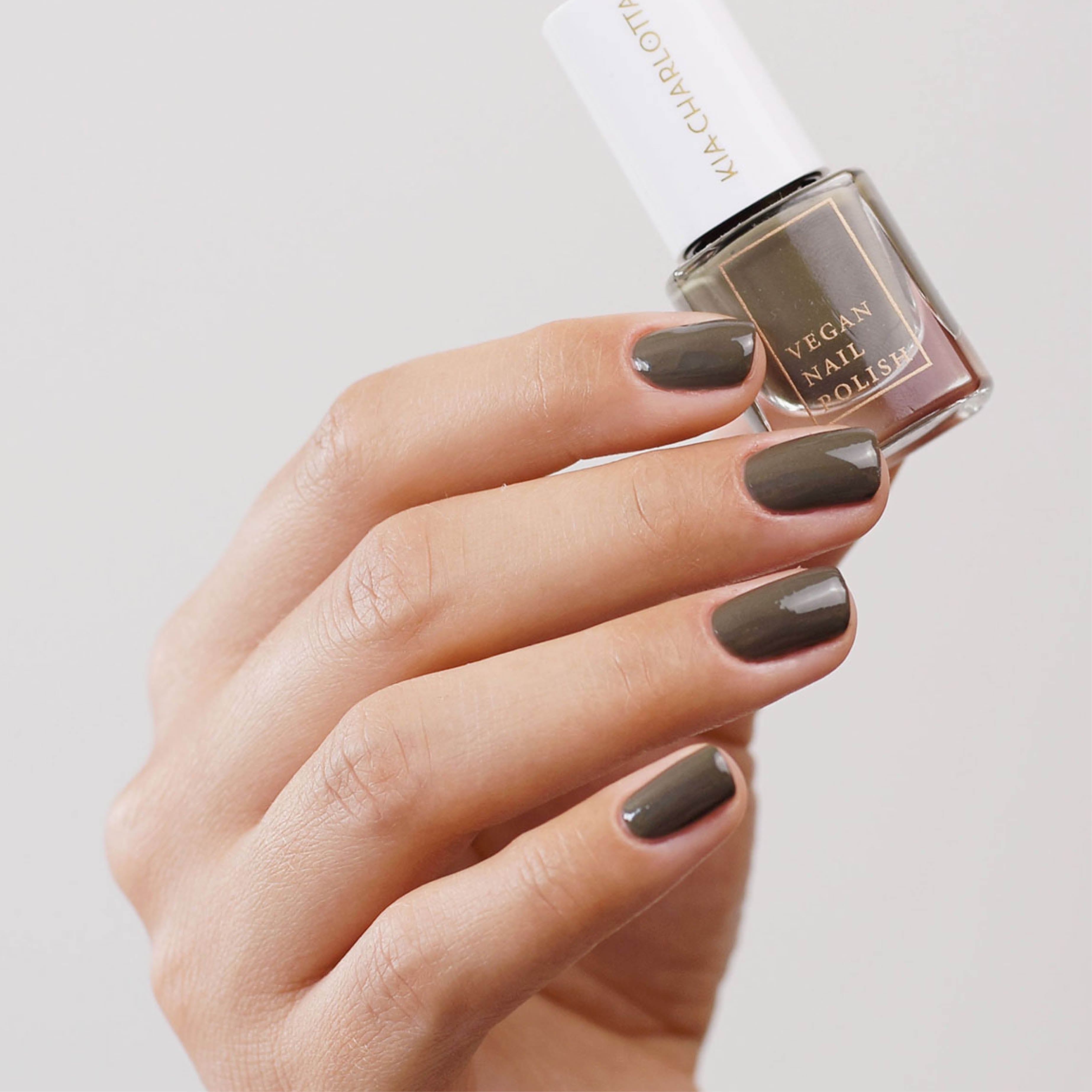 kia-charlotta-inspired-veganer-nagellack-gedecktes-gr-n-2 image 2