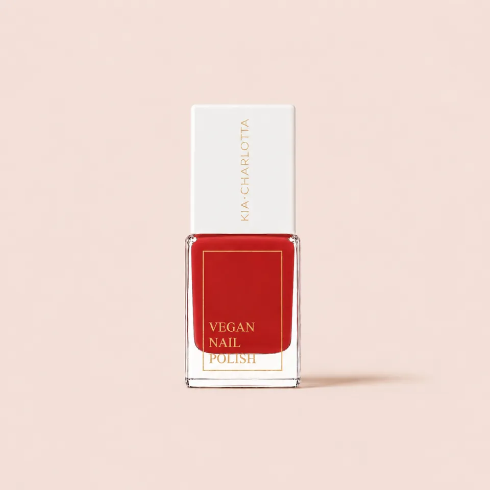 kia-charlotta-hustle-veganer-nagellack-beerenrot image 1