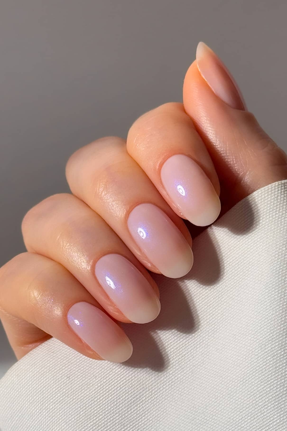 gitti-no-025-plant-based-nagellack-hellrosa-halbtransparent-mit-bl-ulichem-schim image 3
