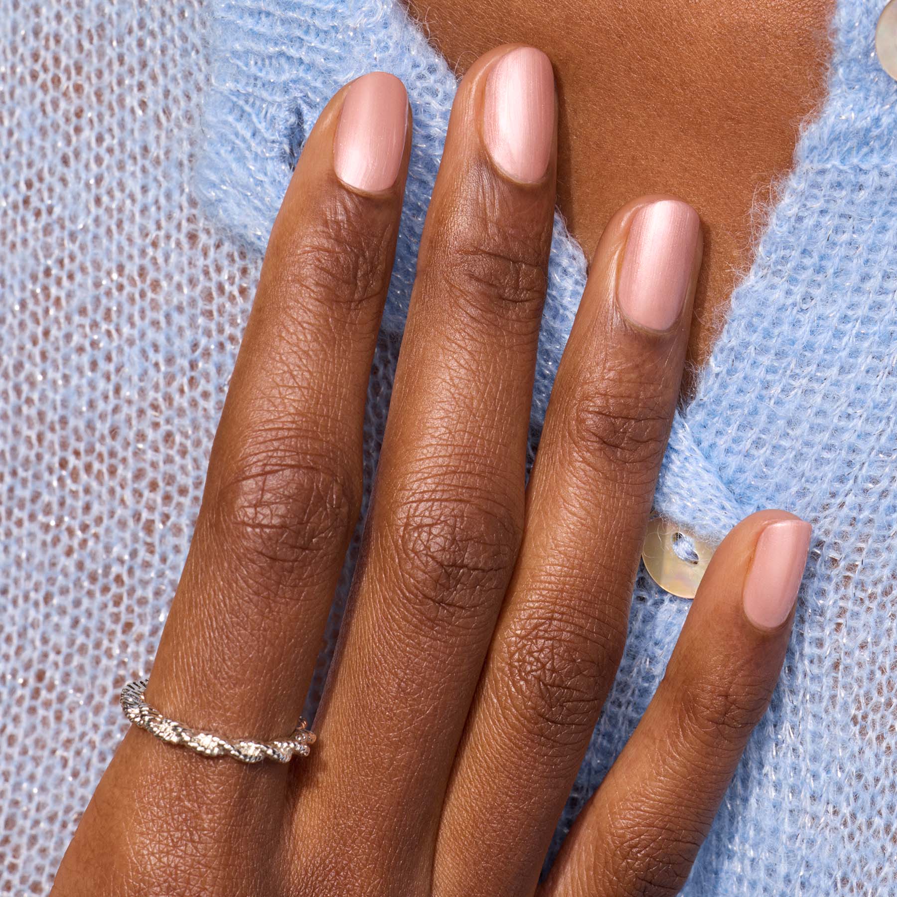 manucurist-green-carnation-veganer-nagellack-perlmutt-ros-beige image 2