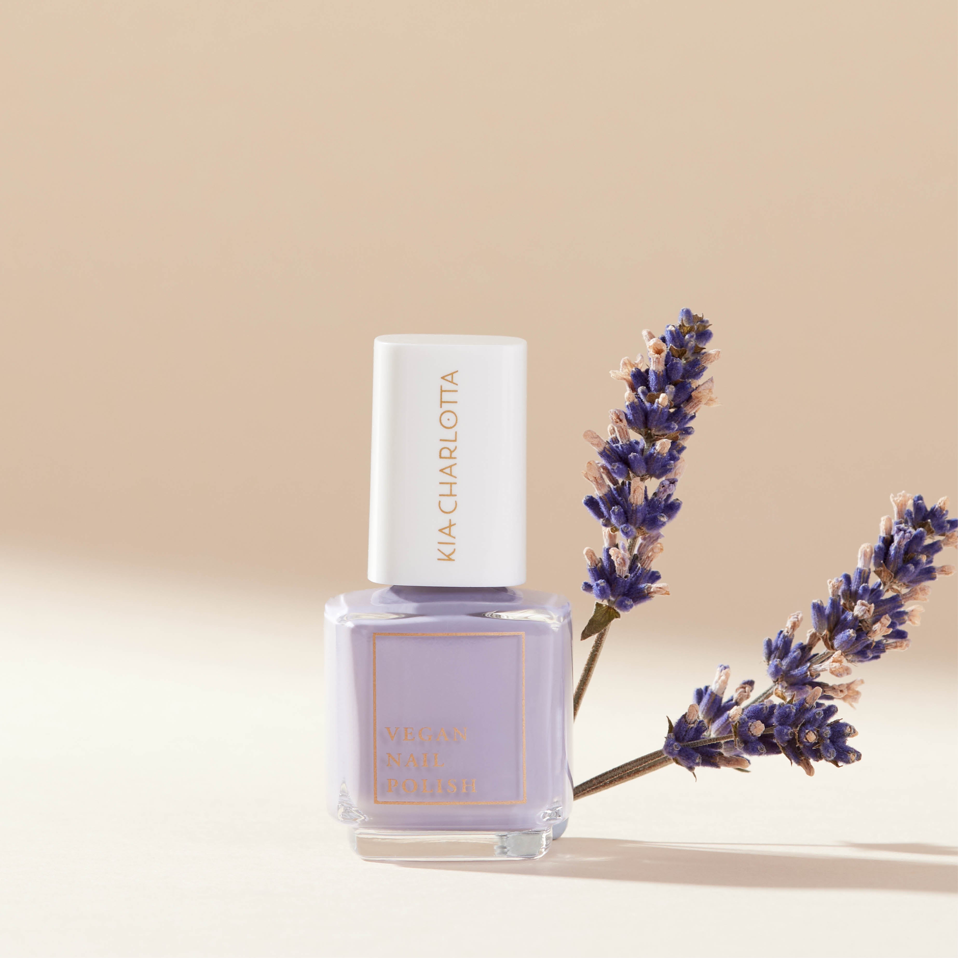 kia-charlotta-veganer-nagellack-lavender-pastelllila image 3