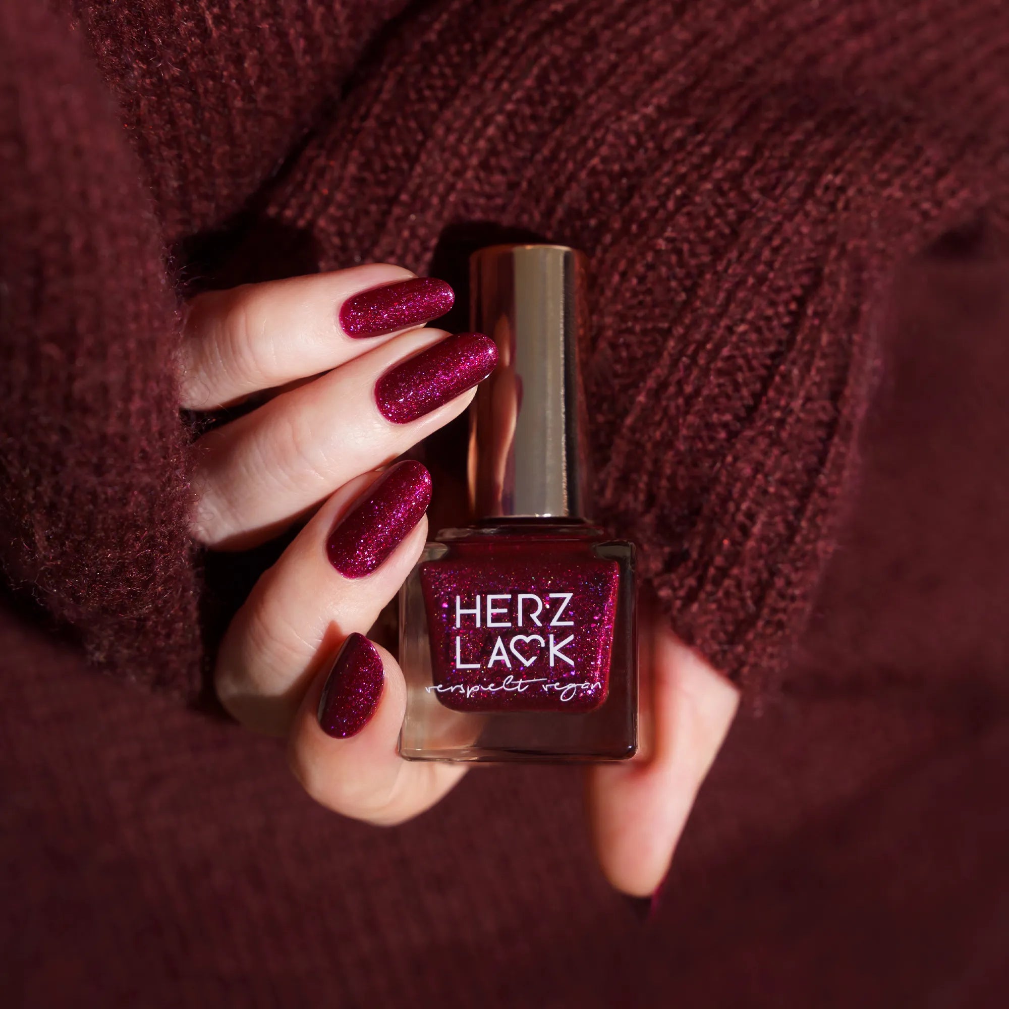 herzlack-funkelbeere-veganer-nagellack-beere-holo-schimmer-11ml image 8
