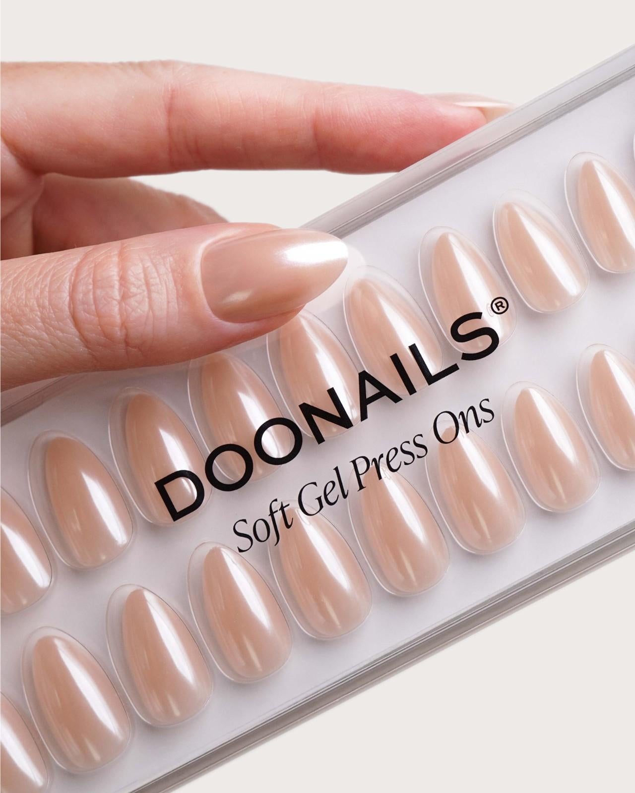 doonails-prosecco-soft-gel-press-ons-short-almond-champagner-chrome image 5