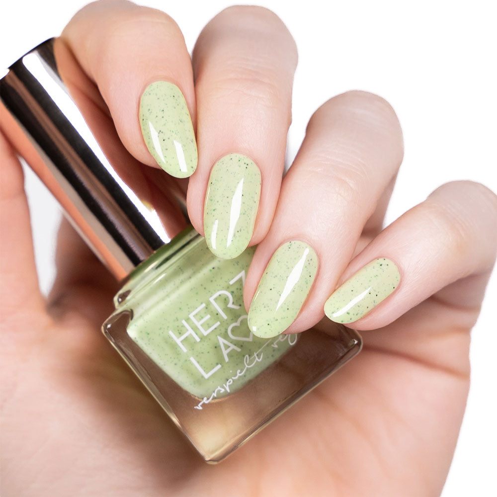 herzlack-gr-nling-veganer-nagellack-11ml-hellgr-n-pastell-mit-schimmer image 2