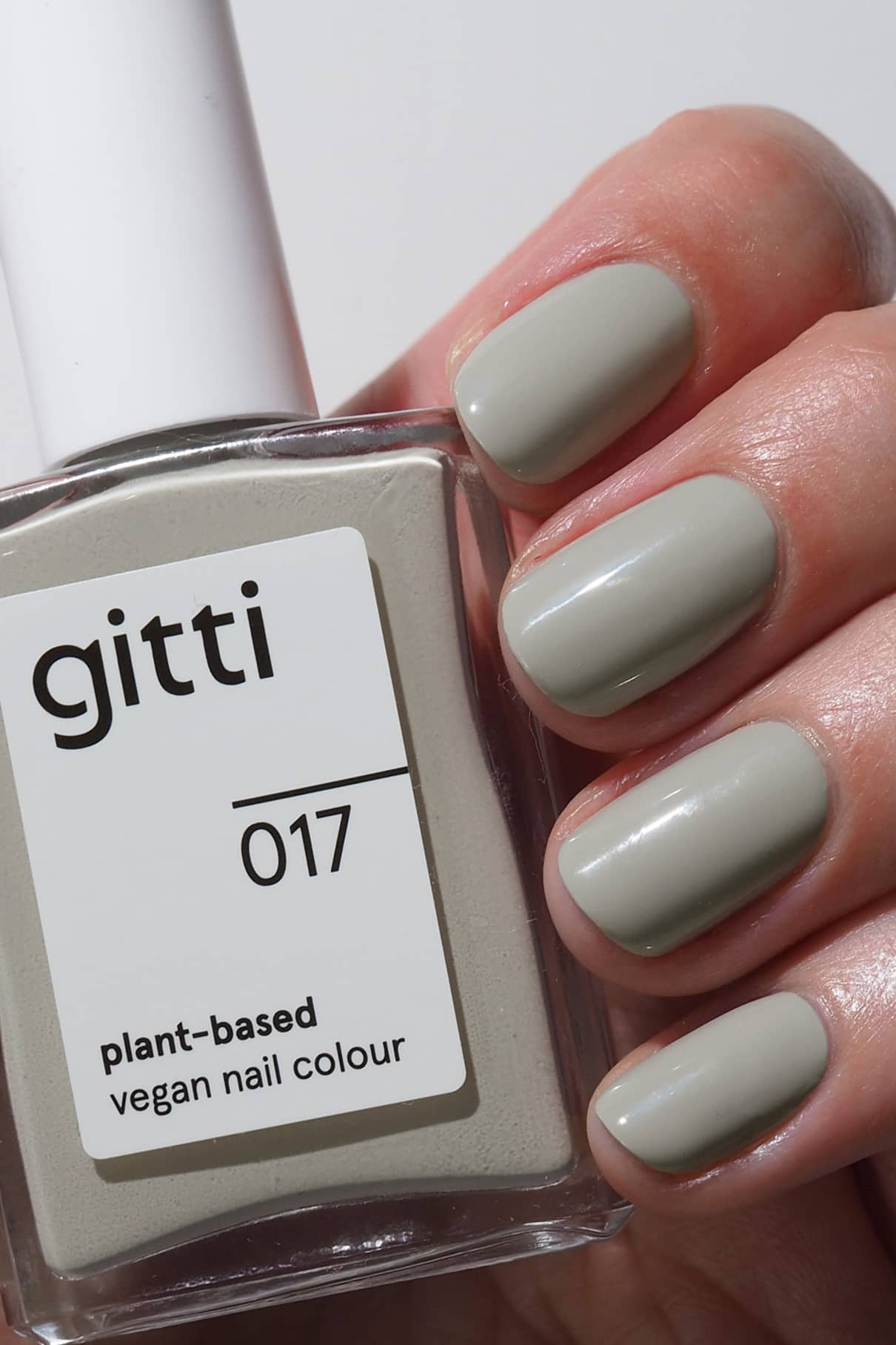 gitti-no-017-plant-based-nagellack-helles-grau-mit-salbei-unterton image 2