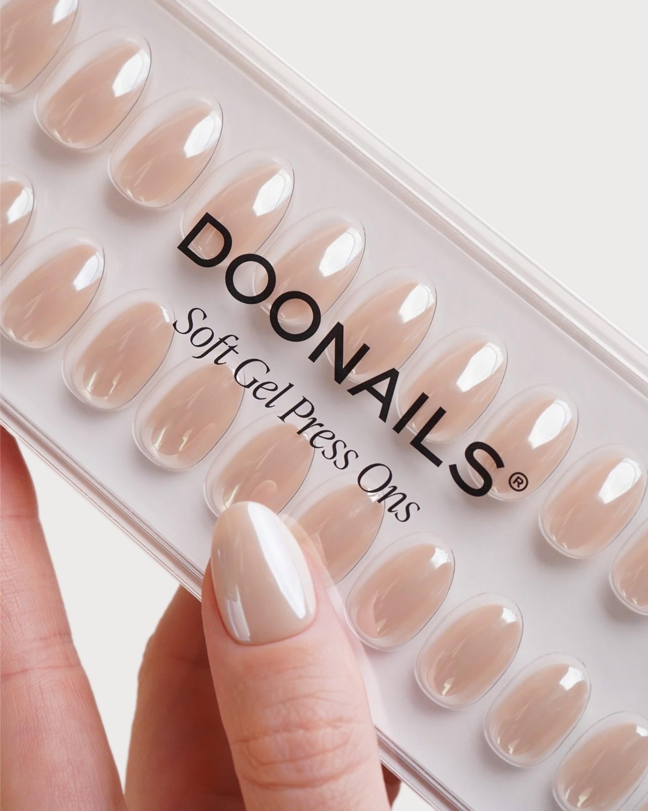 doonails-toffee-short-round-soft-gel-press-ons-karamell-nude-mit-chrome-schimmer image 5