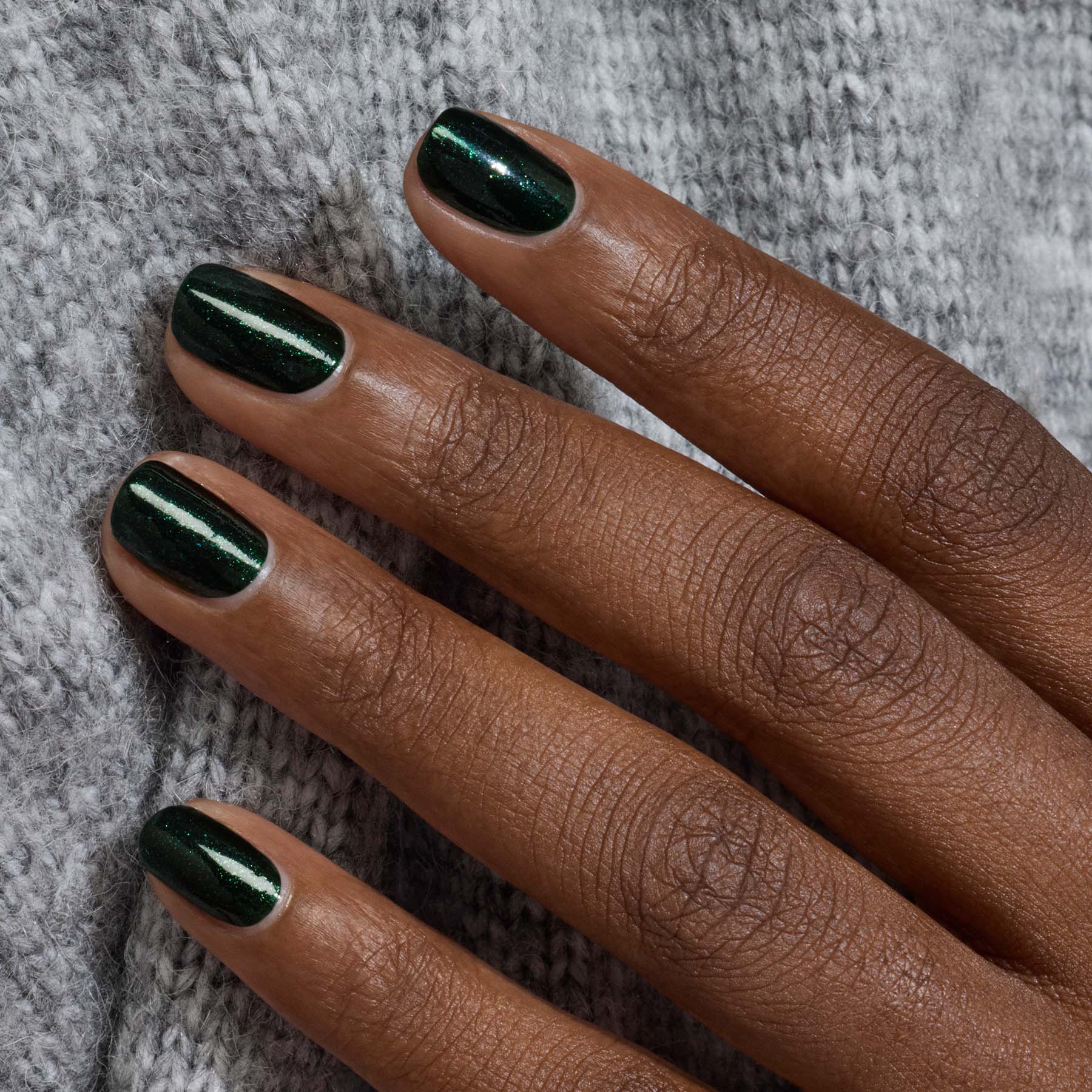 manucurist-green-flash-poison-halbpermanenter-nagellack-tannengr-n-glitter image 3