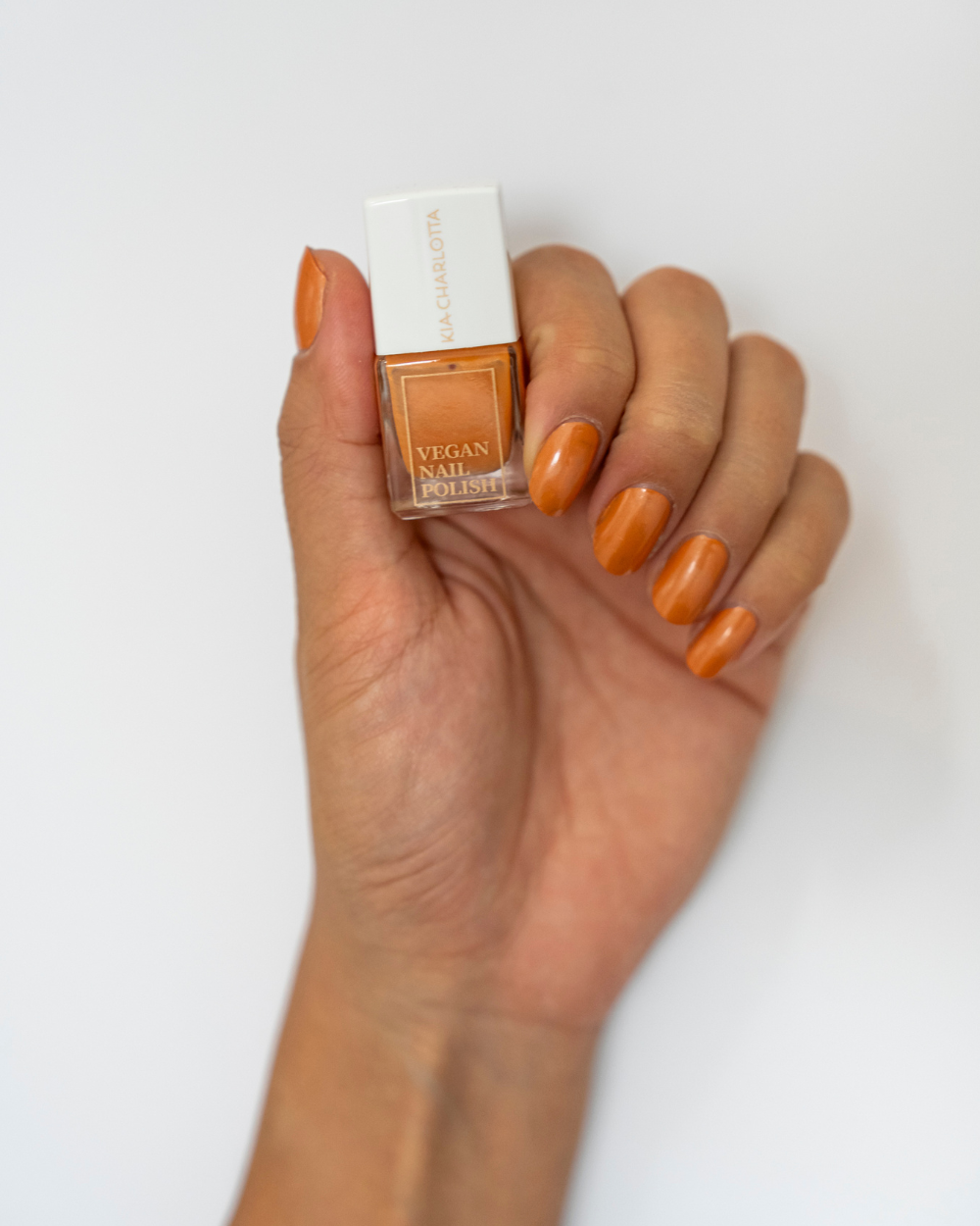 kia-charlotta-bold-veganer-nagellack-orange-kupfer image 3