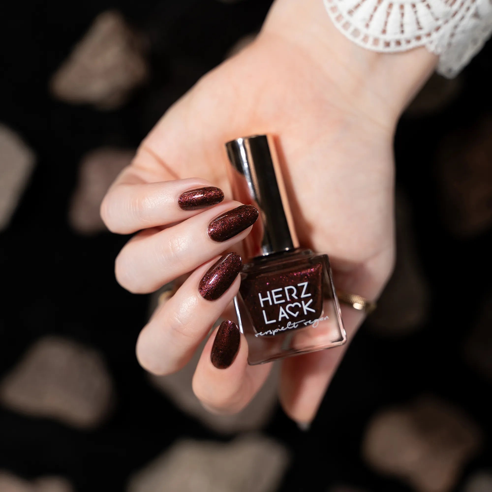 herzlack-hades-veganer-nagellack-dunkelbraun-flakies-schimmer-11ml image 7