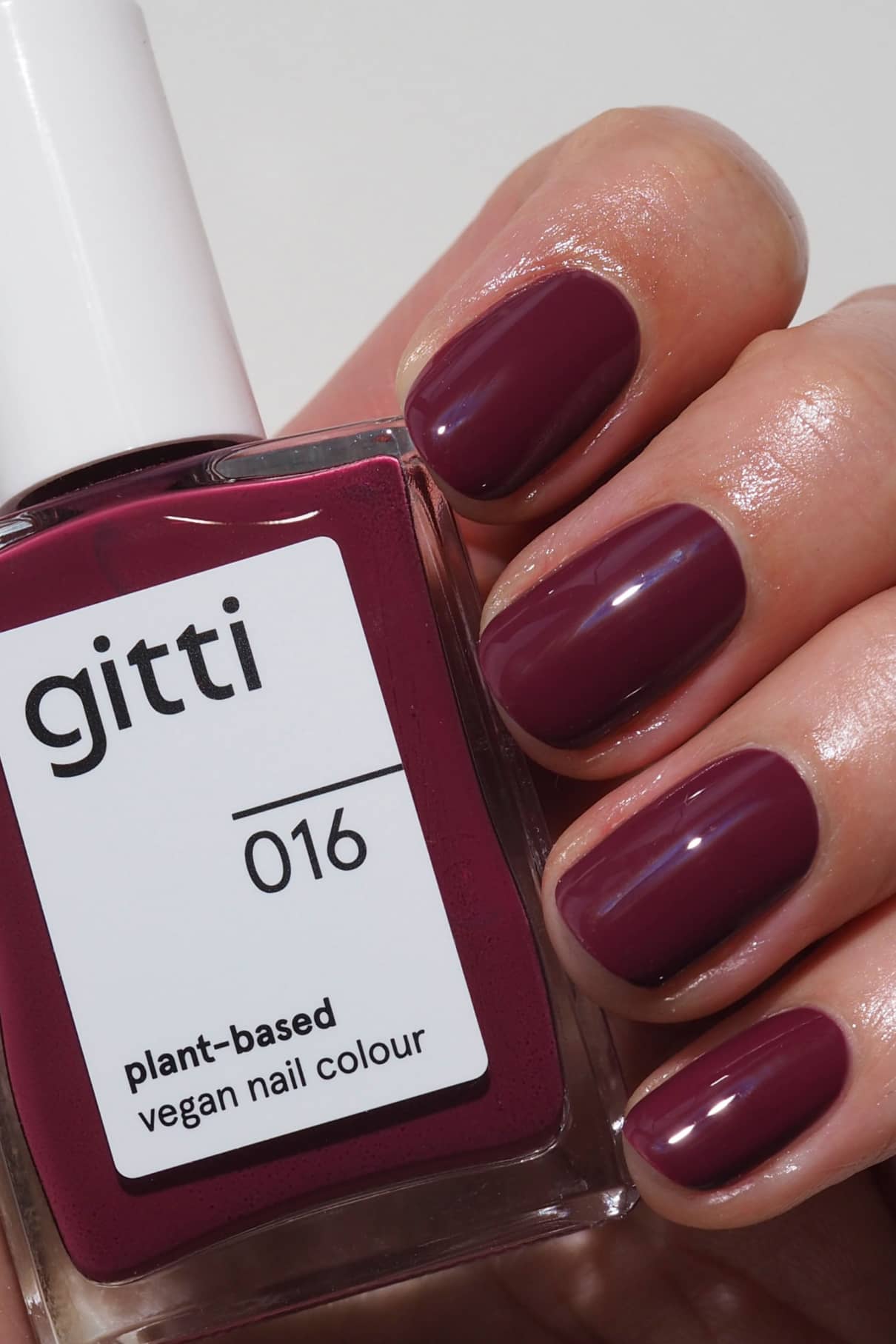 gitti-no-016-plant-based-nagellack-dunkles-beerenrot image 2