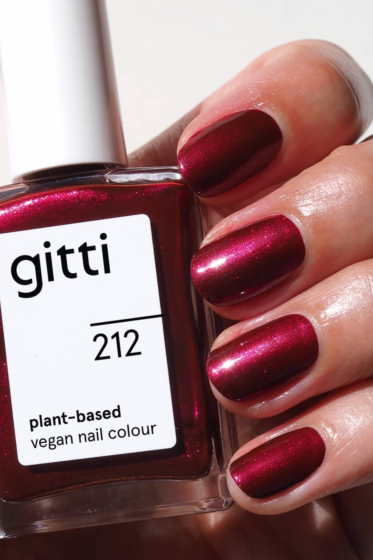 gitti-no-212-plant-based-nagellack-beeriges-rot-metallic image 2