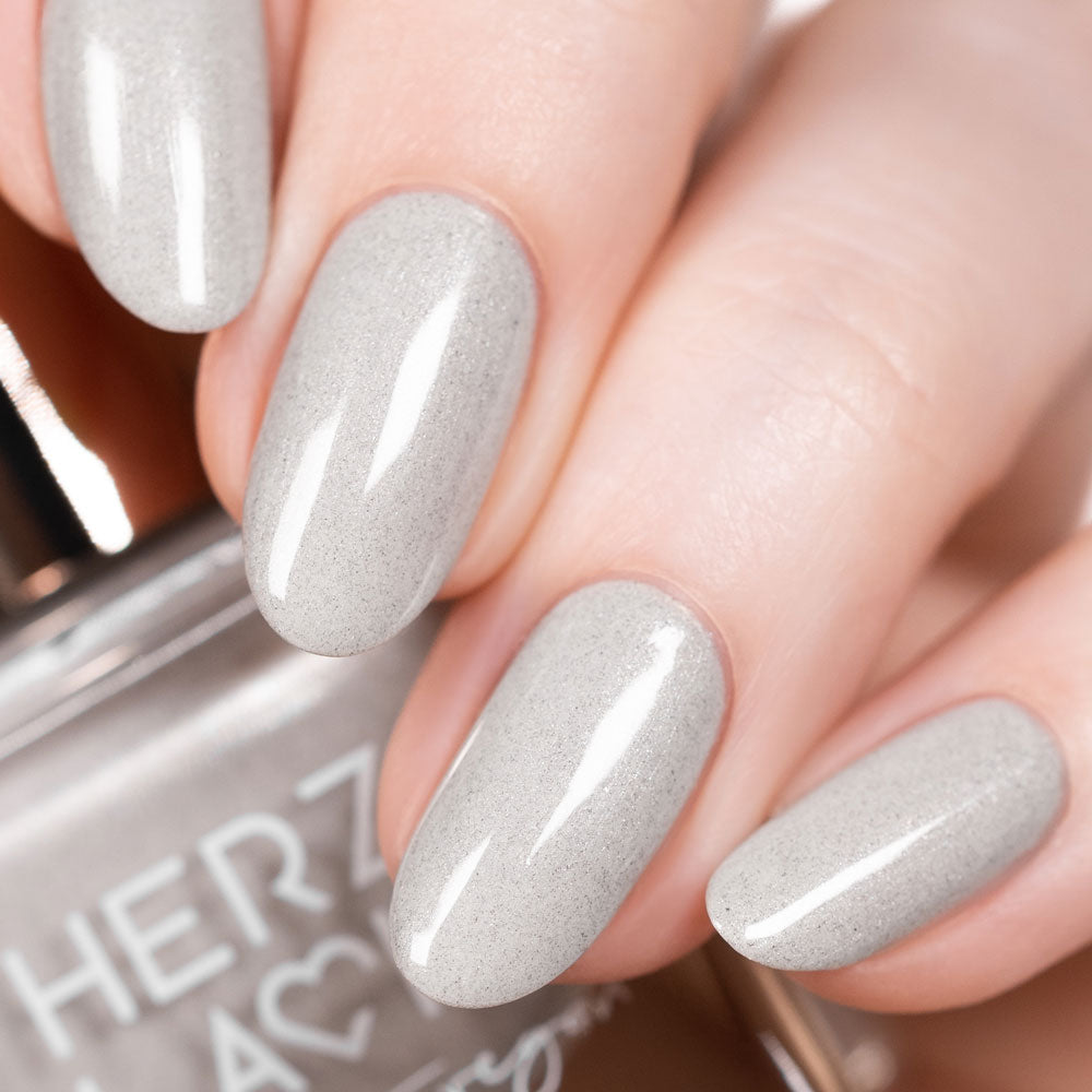 herzlack-oslo-veganer-nagellack-warmes-hellgrau-nude-schimmer-11ml image 3