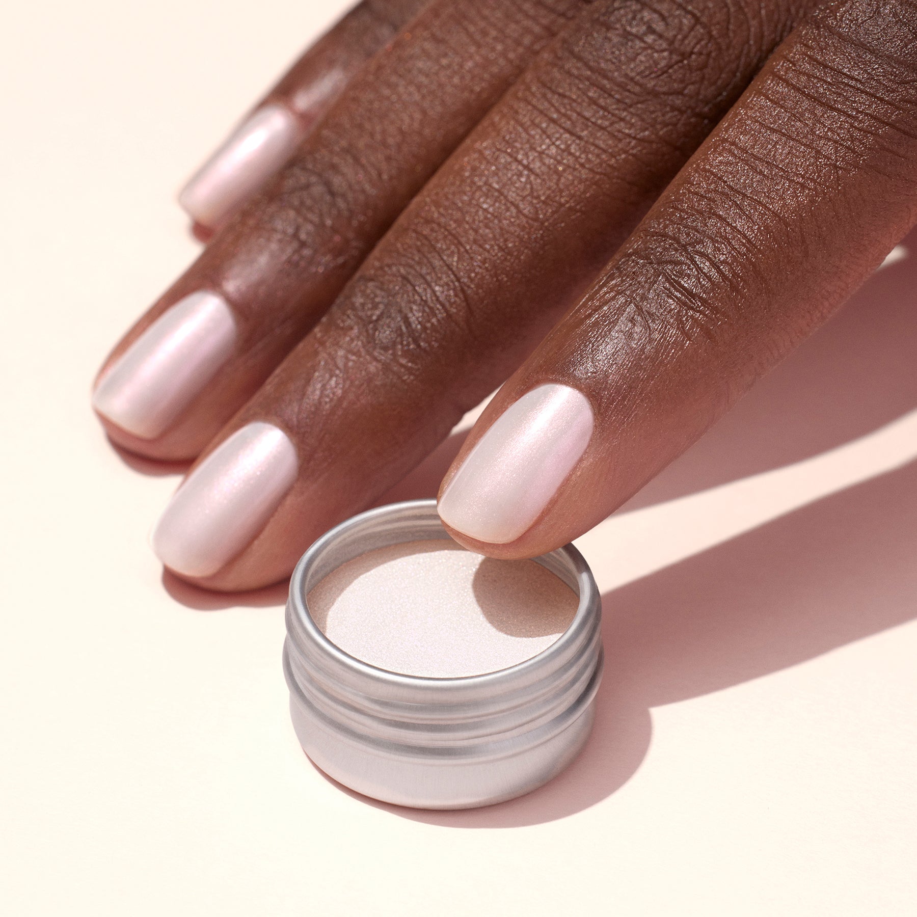 manucurist-pink-glazed-effect-puder-perlmutt-nail-topper image 2