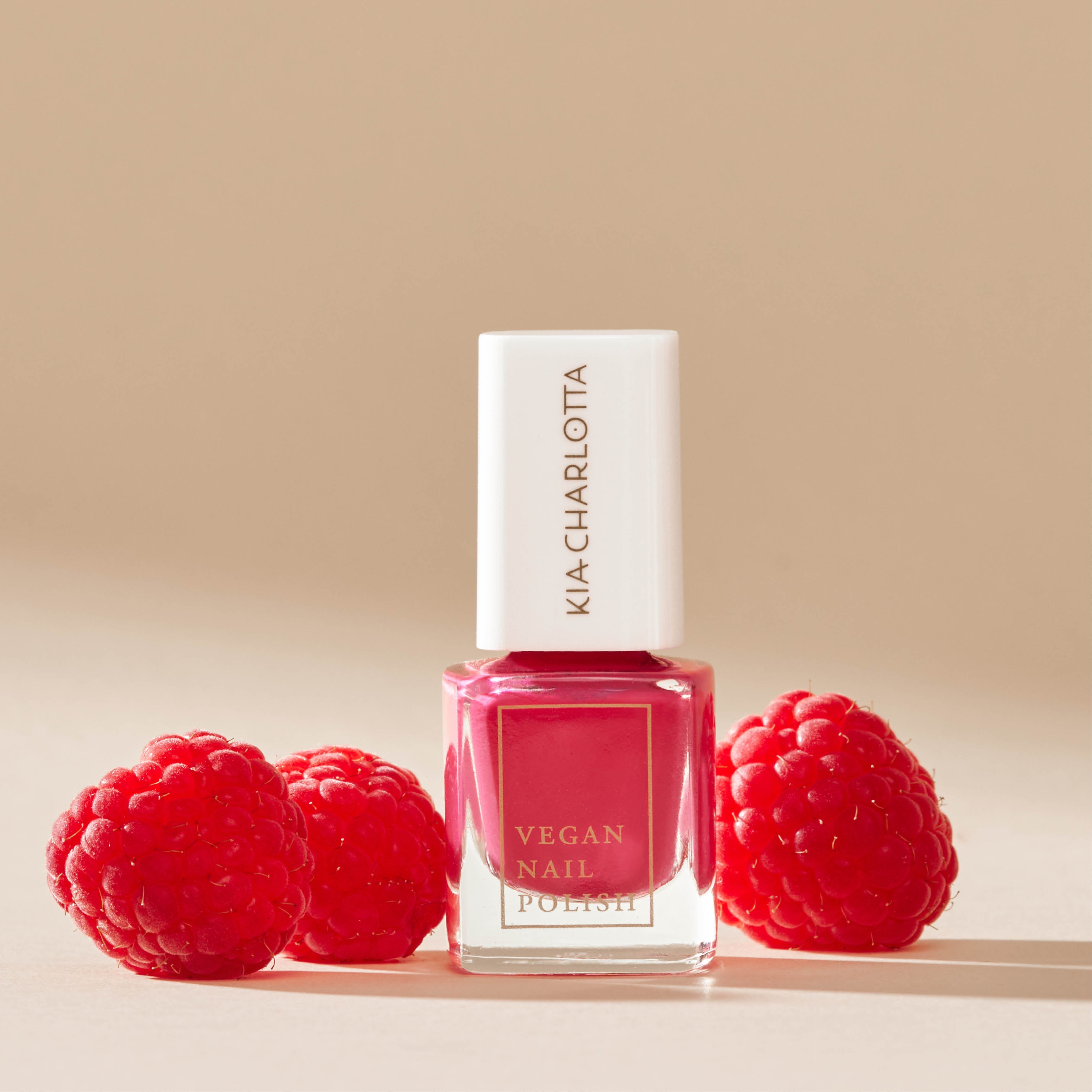 kia-charlotta-confident-veganer-nagellack-himbeer-pink-2 image 2