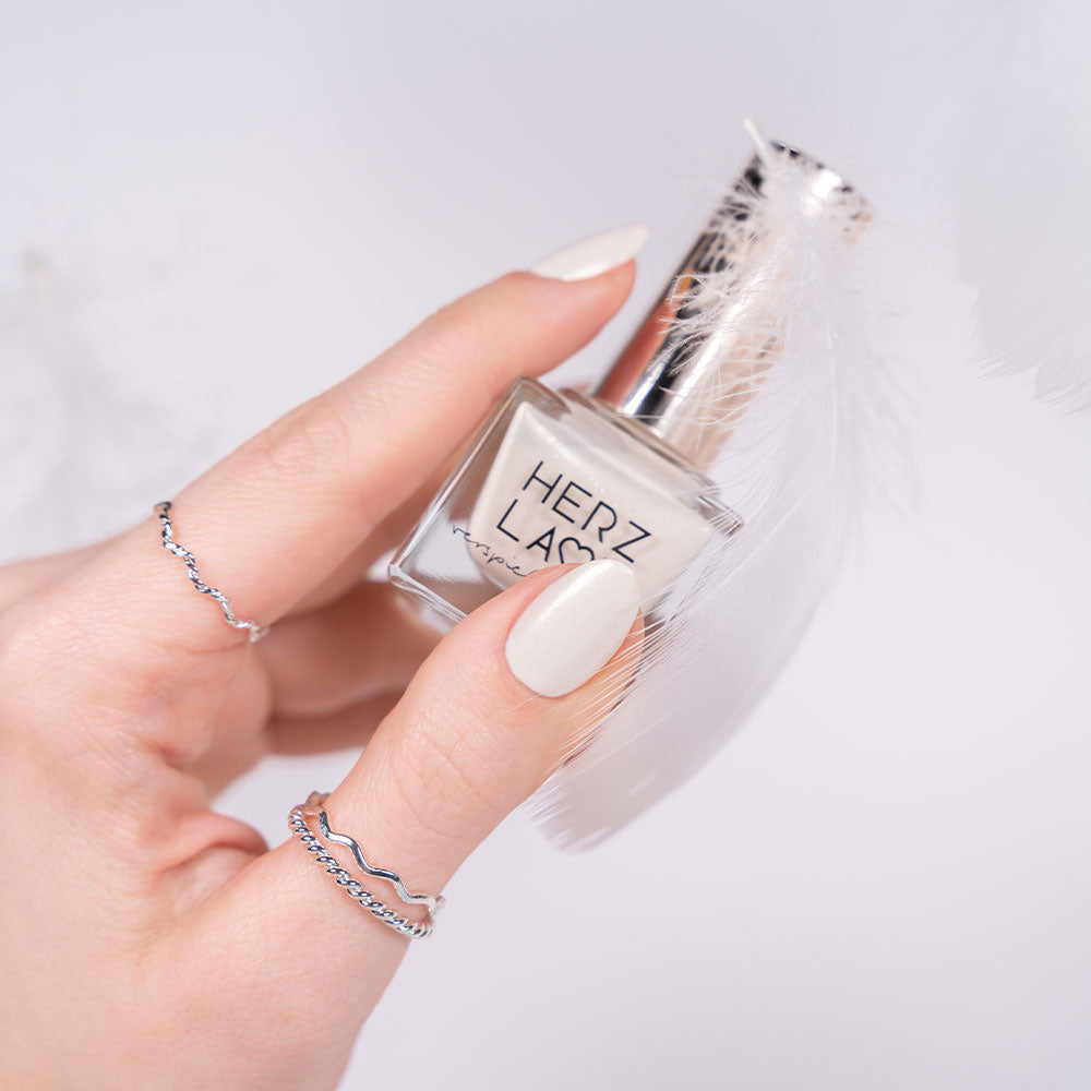herzlack-schwanenfeder-veganer-nagellack-ivory-wei-schimmer-glitzer-11ml image 8
